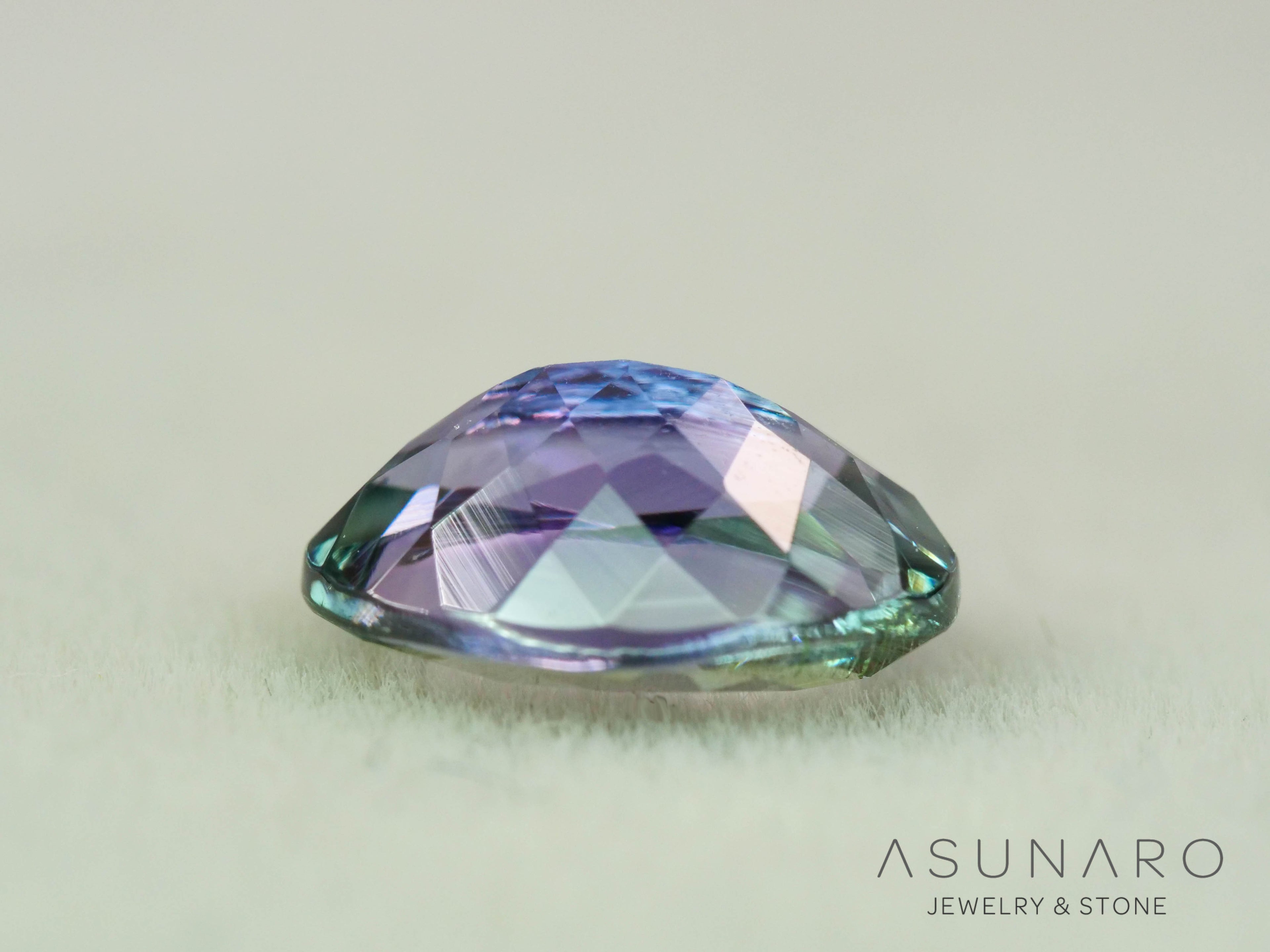 パーティーカラーゾイサイト（タンザナイト）オーバルカット　タンザニア産　0.98ct【251107-3124】