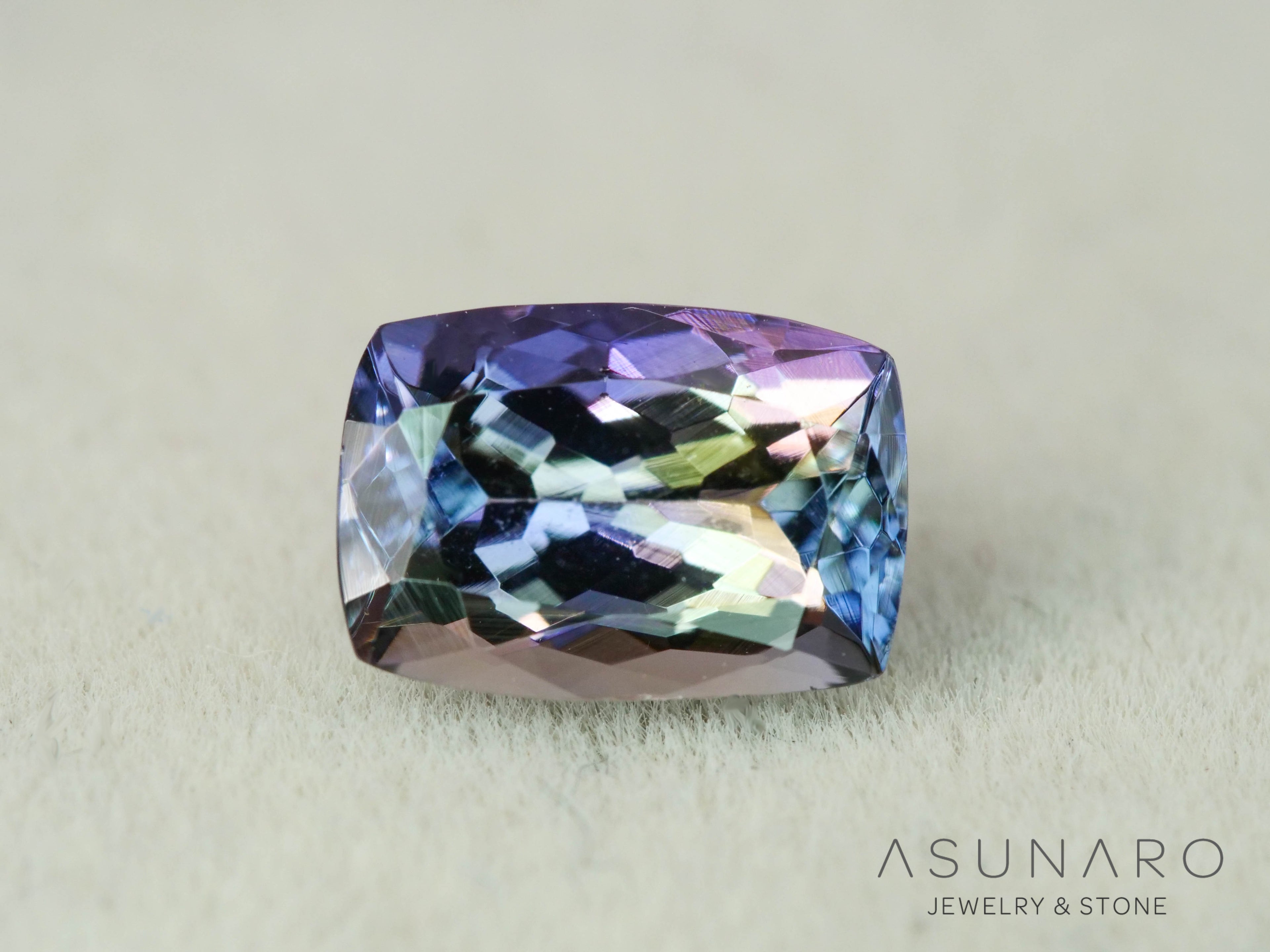 パーティーカラーゾイサイト（タンザナイト）クッションカット　タンザニア産　0.94ct【251107-3125】