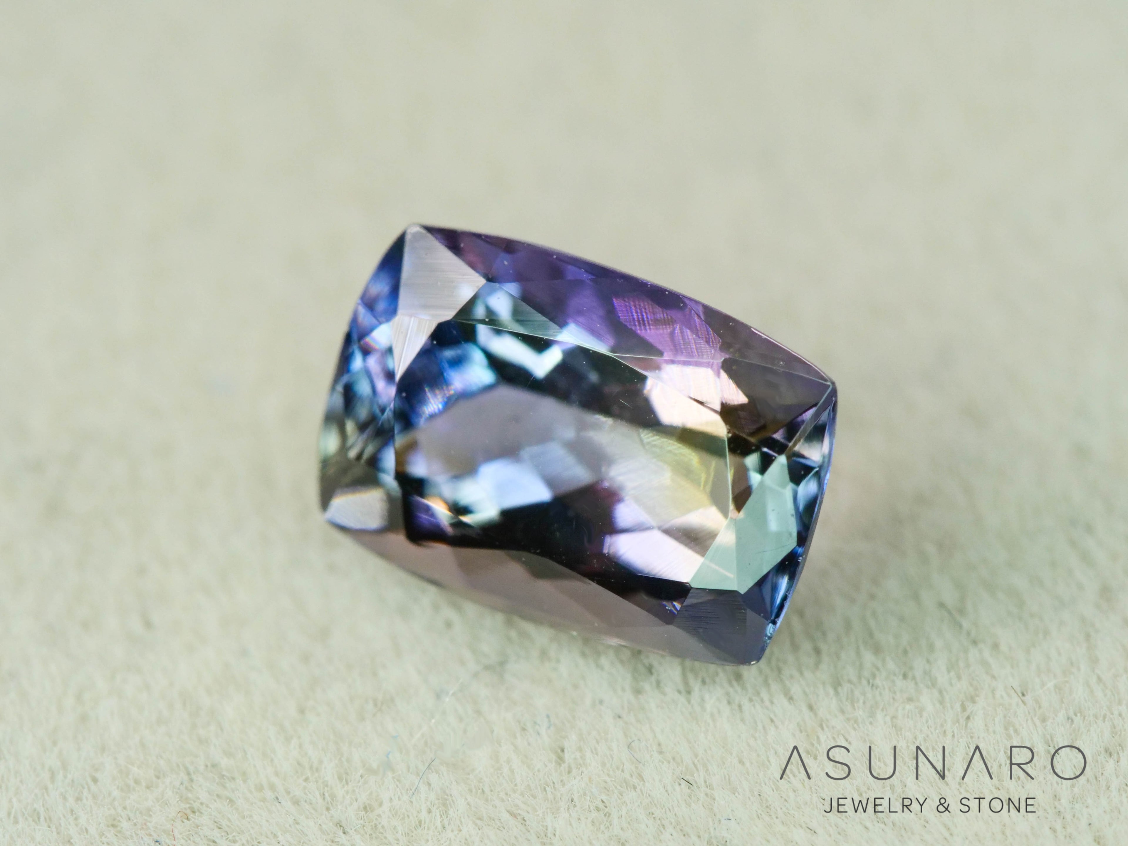 パーティーカラーゾイサイト（タンザナイト）クッションカット　タンザニア産　0.94ct【251107-3125】