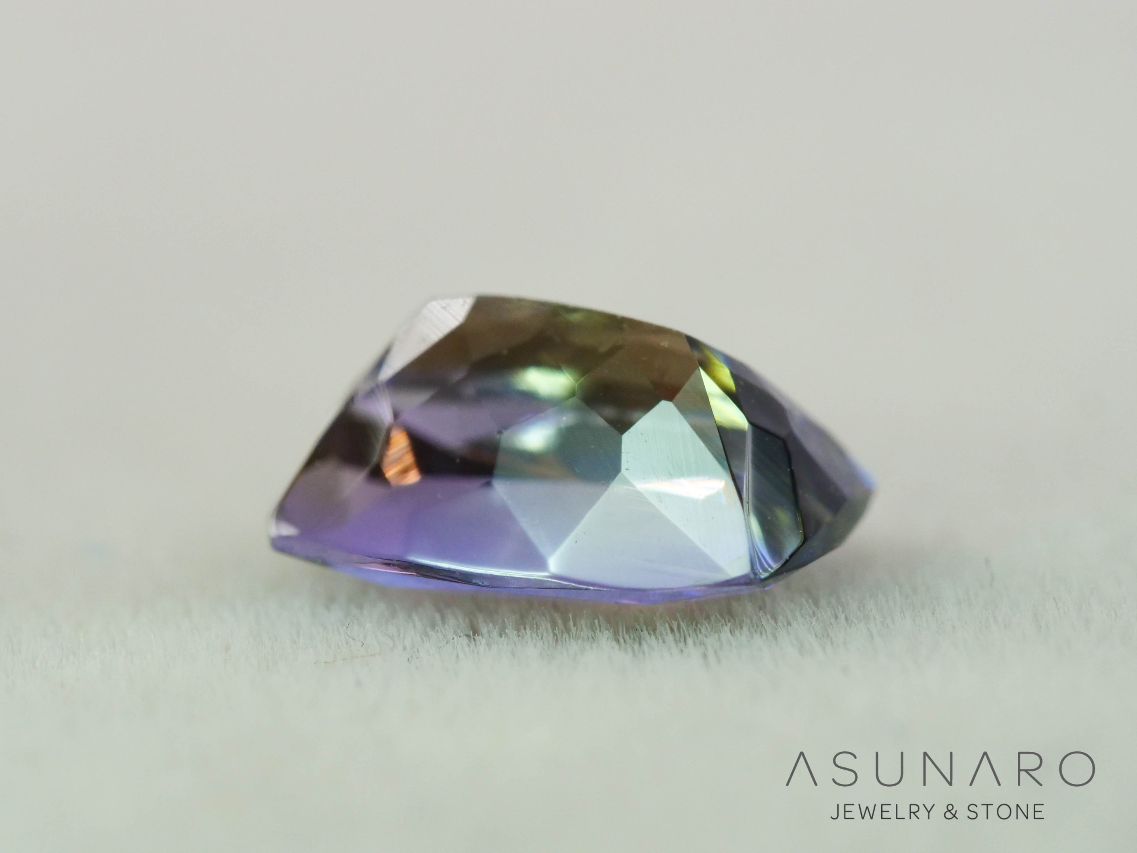 パーティーカラーゾイサイト（タンザナイト）クッションカット　タンザニア産　0.94ct【251107-3125】