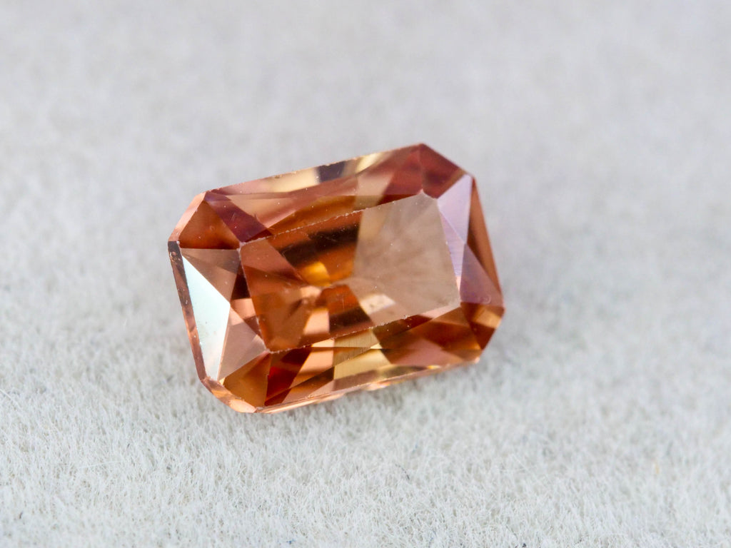 オレンジブラウンジルコン　エメラルドカット　0.72ct　 タンザニア産 　【251110-3106】