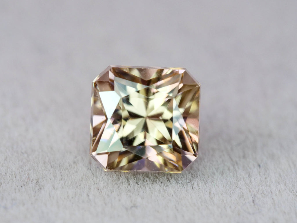 シャンパンカラージルコン　エメラルドカット　1.16ct　 タンザニア産 　【251110-3107】