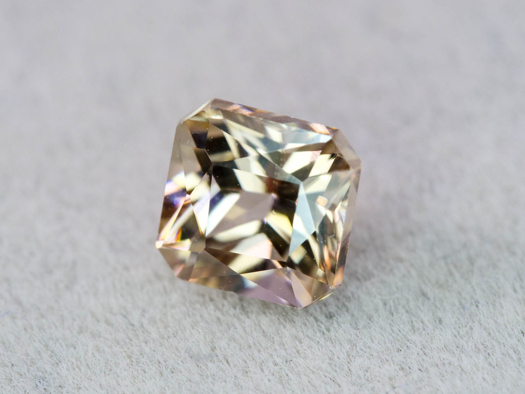 シャンパンカラージルコン　エメラルドカット　1.16ct　 タンザニア産 　【251110-3107】