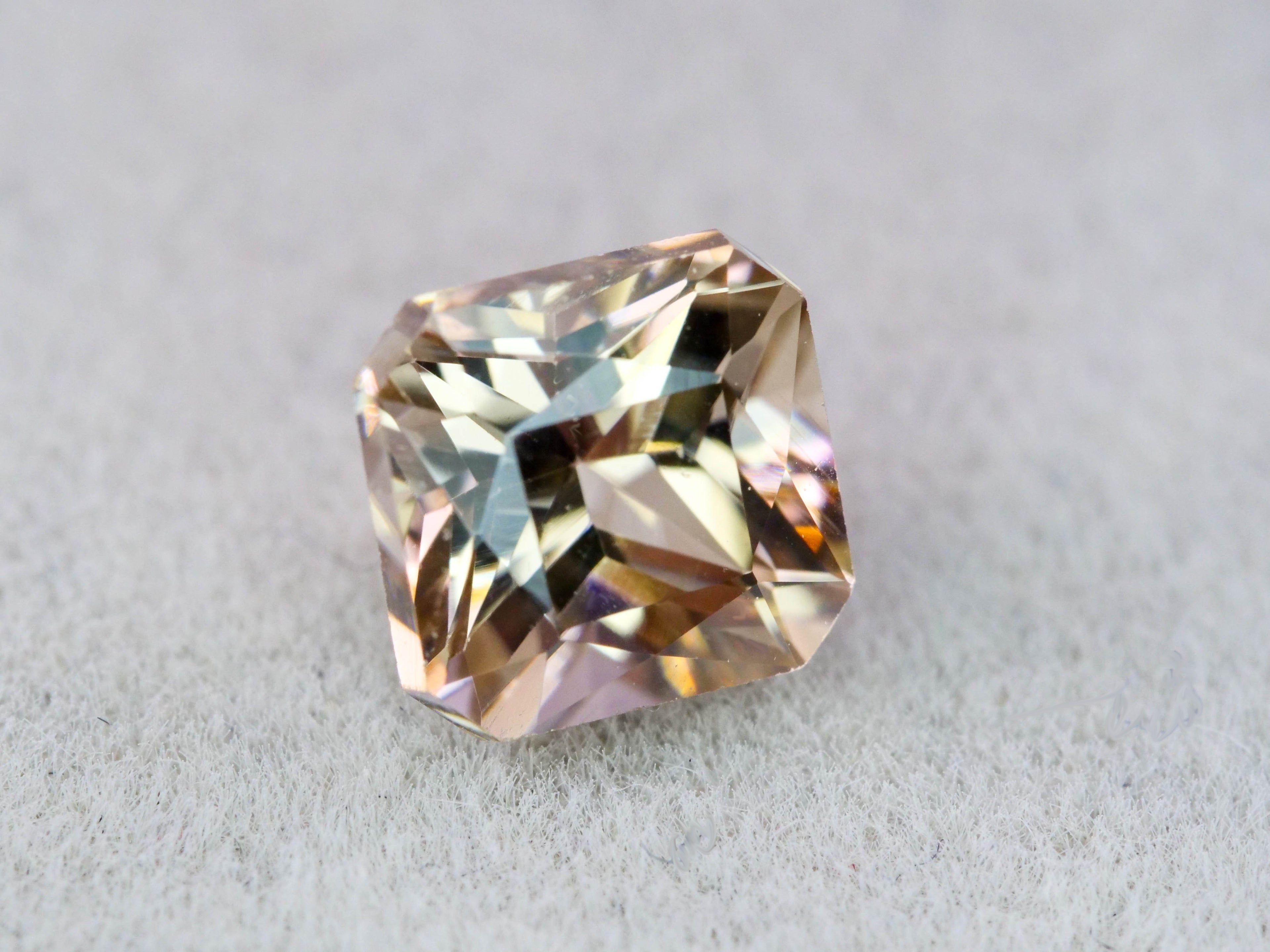 シャンパンカラージルコン　エメラルドカット　1.16ct　 タンザニア産 　【251110-3107】