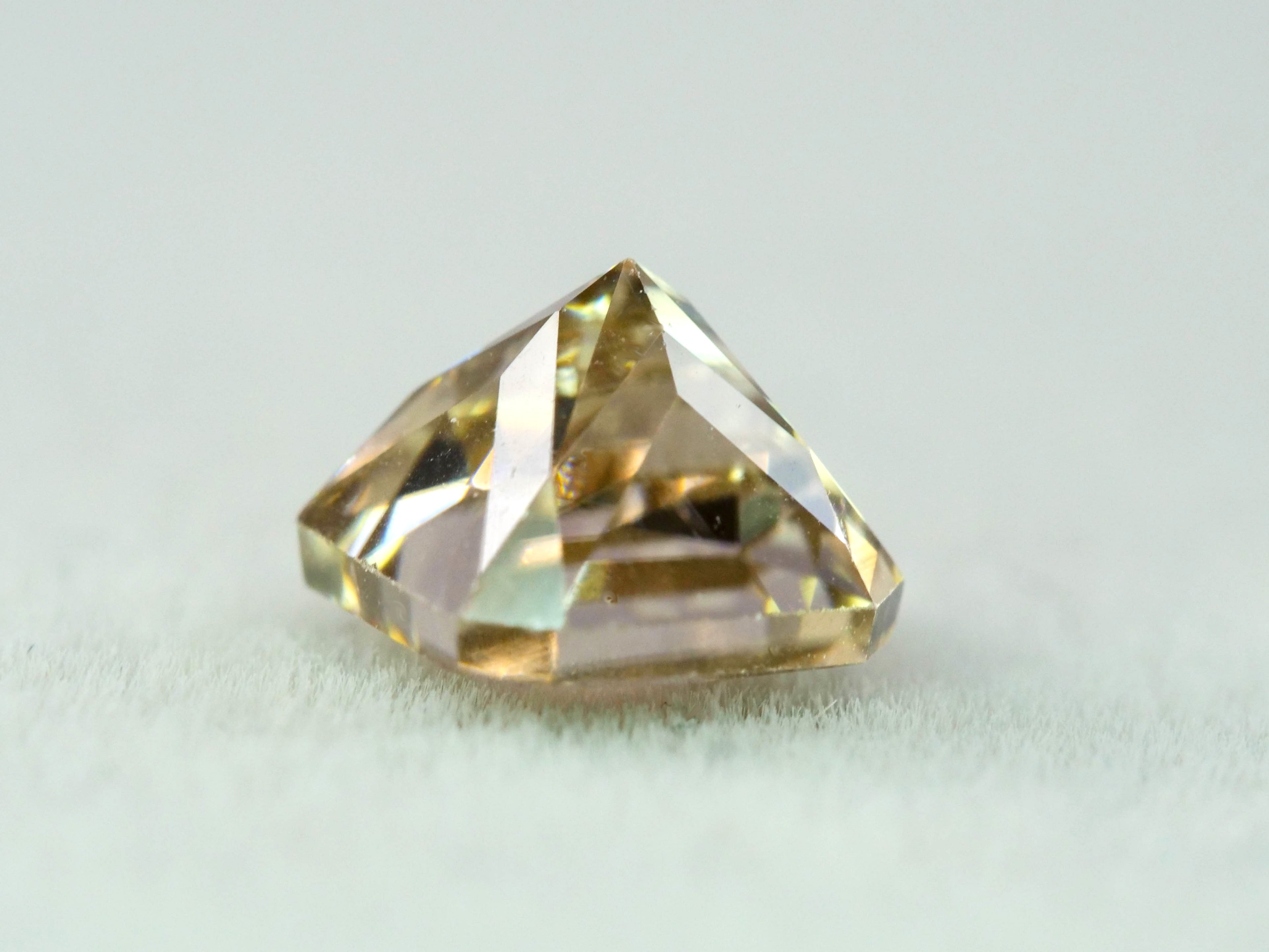 シャンパンカラージルコン　エメラルドカット　1.16ct　 タンザニア産 　【251110-3107】