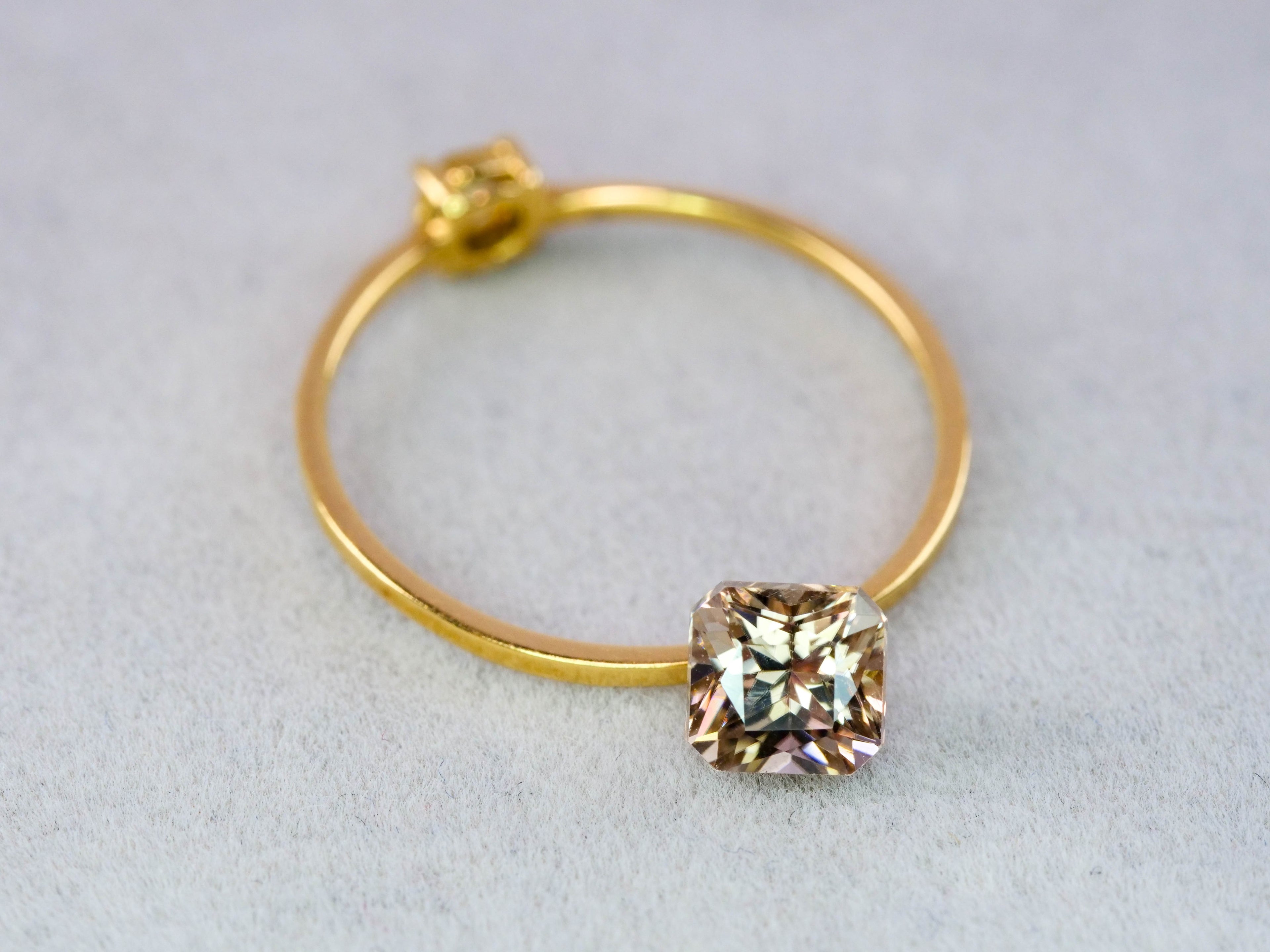 シャンパンカラージルコン　エメラルドカット　1.16ct　 タンザニア産 　【251110-3107】