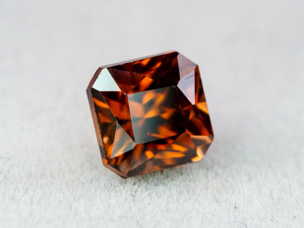 コニャックカラージルコン　エメラルドカット　1.51ct　 タンザニア産 　【251110-3108】