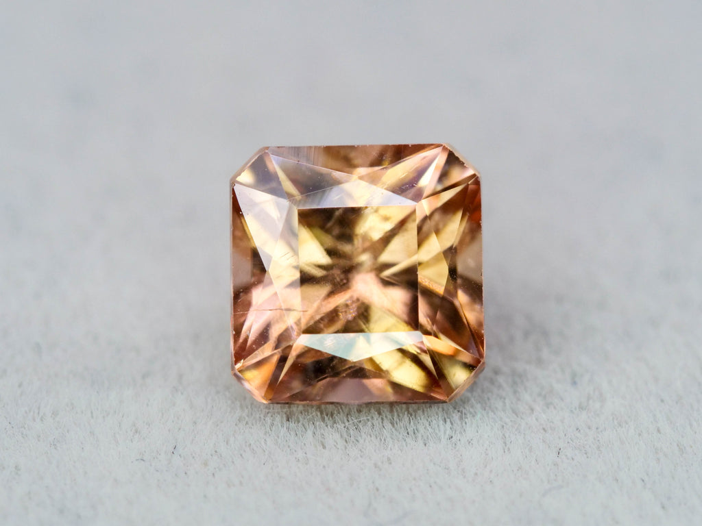 ピンクブラウンジルコン　エメラルドカット　1.06ct　 タンザニア産 　【251110-3109】