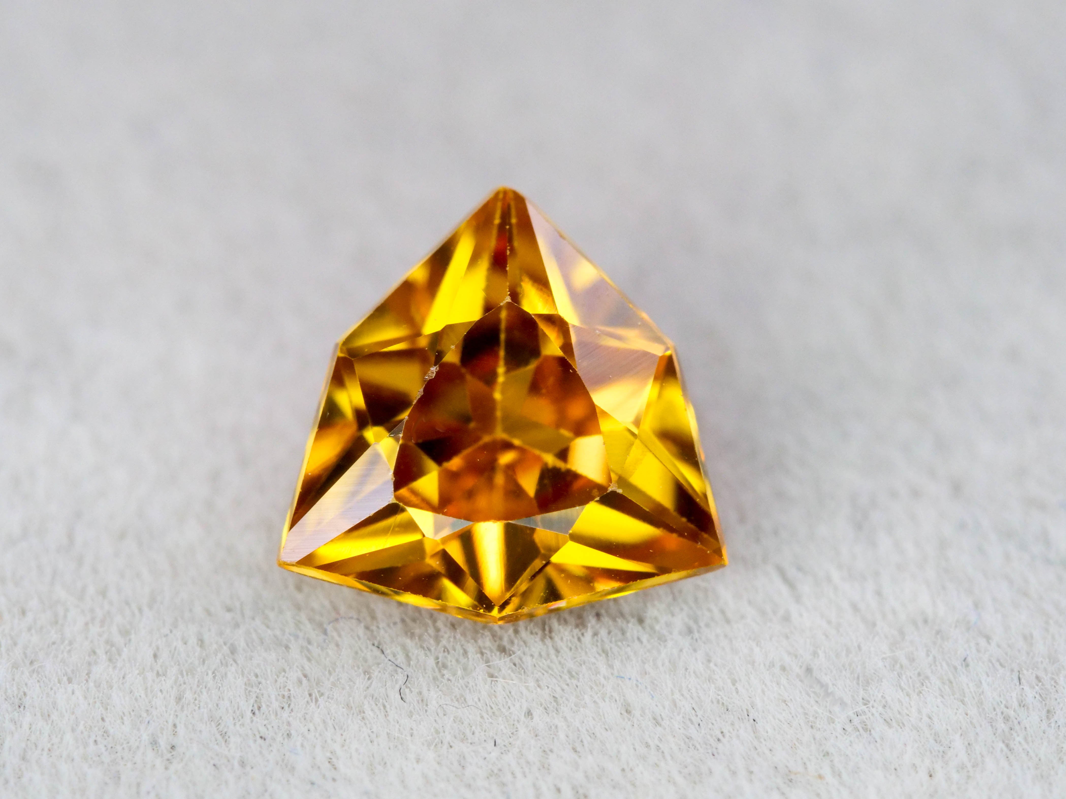 オレンジブラウンジルコン シールドカット 0.84ct タンザニア産