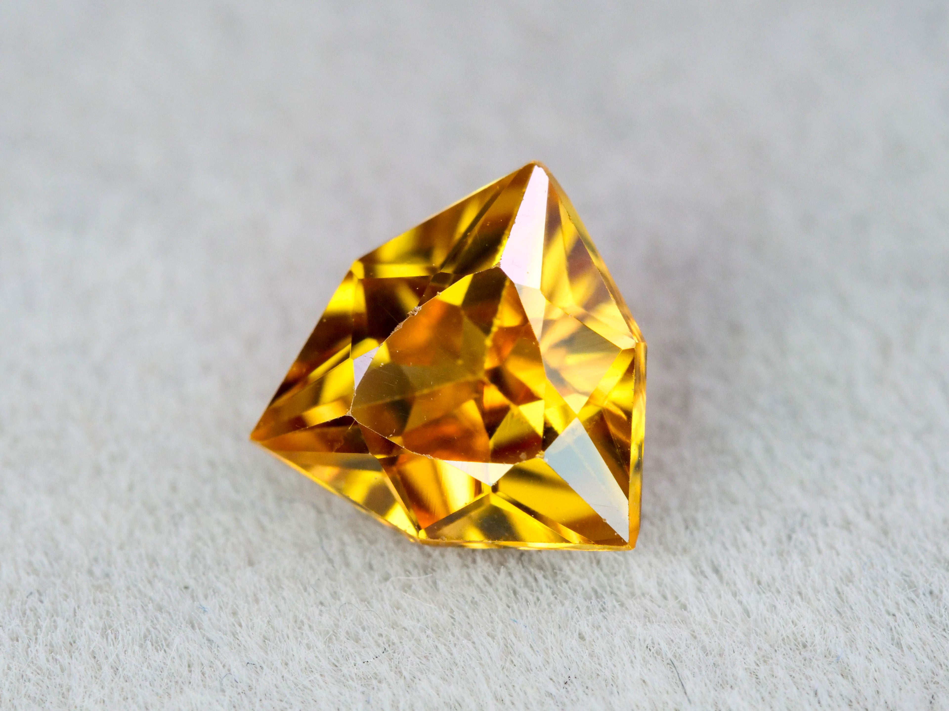 オレンジブラウンジルコン　シールドカット　0.84ct　 タンザニア産 　【251110-3110】