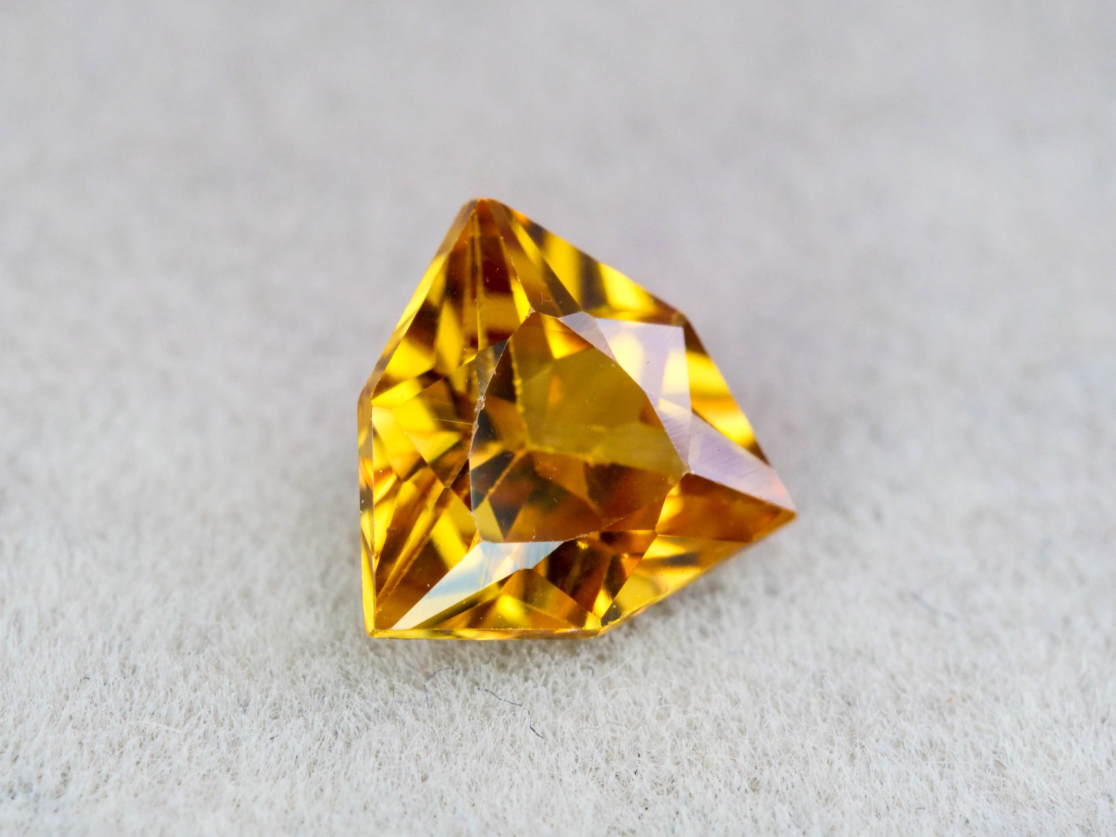 オレンジブラウンジルコン　シールドカット　0.84ct　 タンザニア産 　【251110-3110】