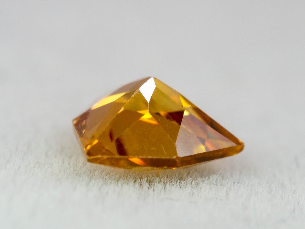 オレンジブラウンジルコン　シールドカット　0.84ct　 タンザニア産 　【251110-3110】