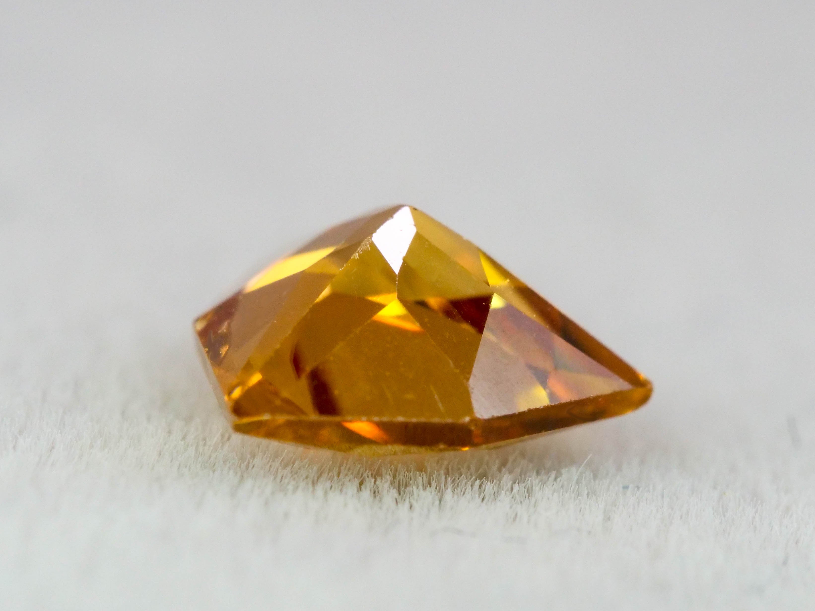 オレンジブラウンジルコン　シールドカット　0.84ct　 タンザニア産 　【251110-3110】