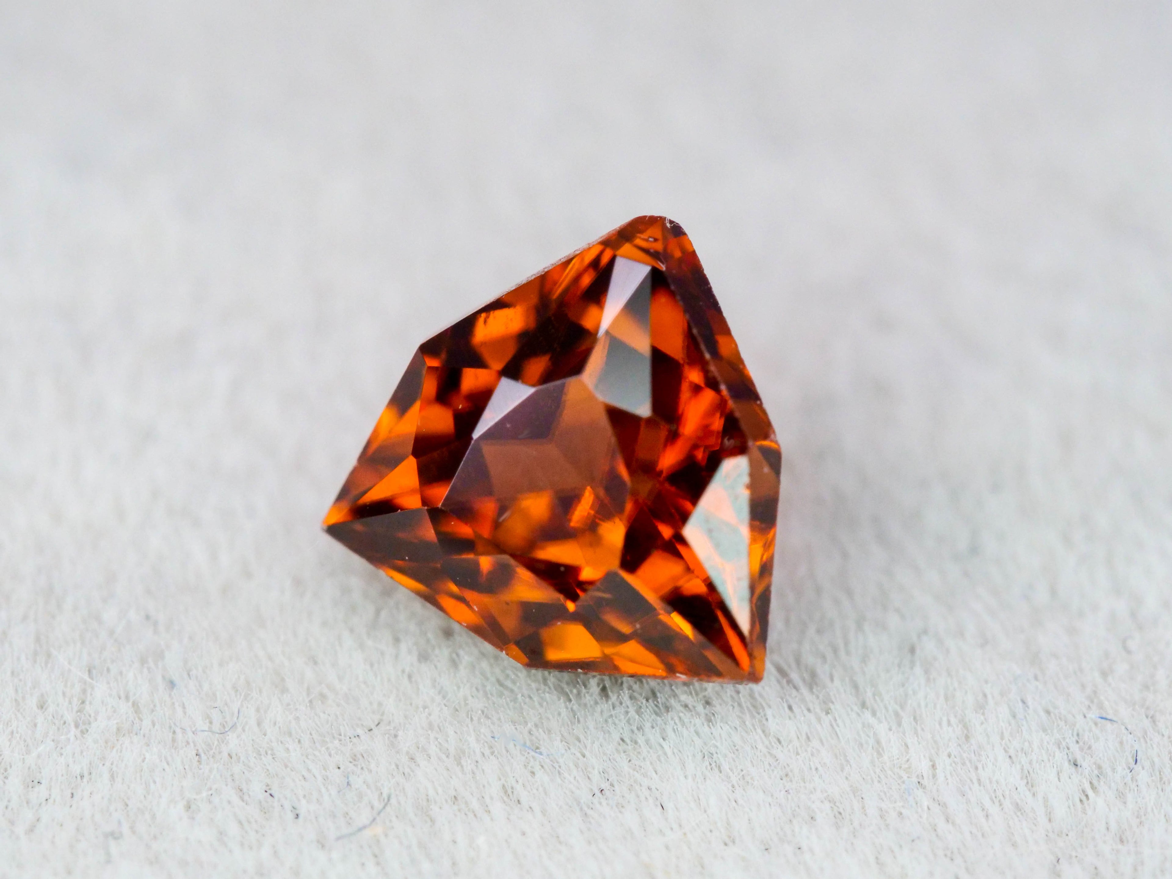 アンバーオレンジジルコン　シールドカット　0.88ct　 タンザニア産 　【251110-3111】