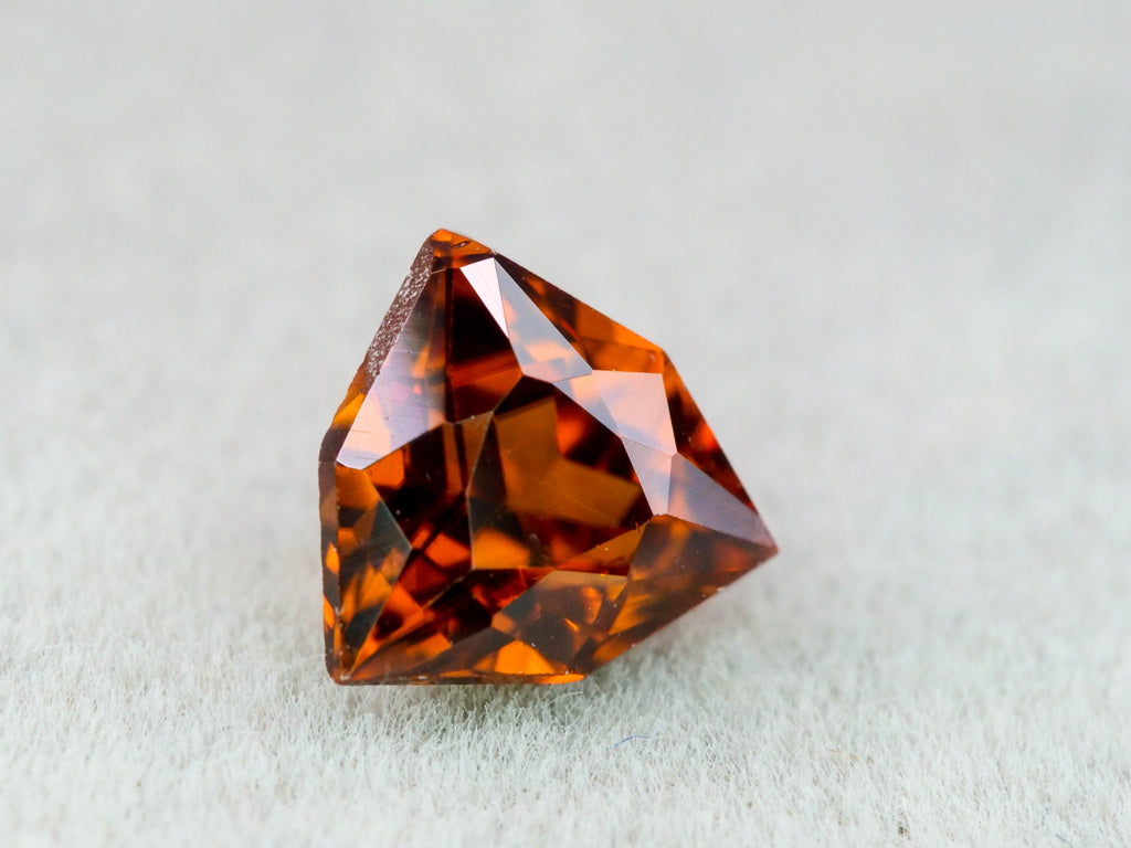 アンバーオレンジジルコン　シールドカット　0.88ct　 タンザニア産 　【251110-3111】