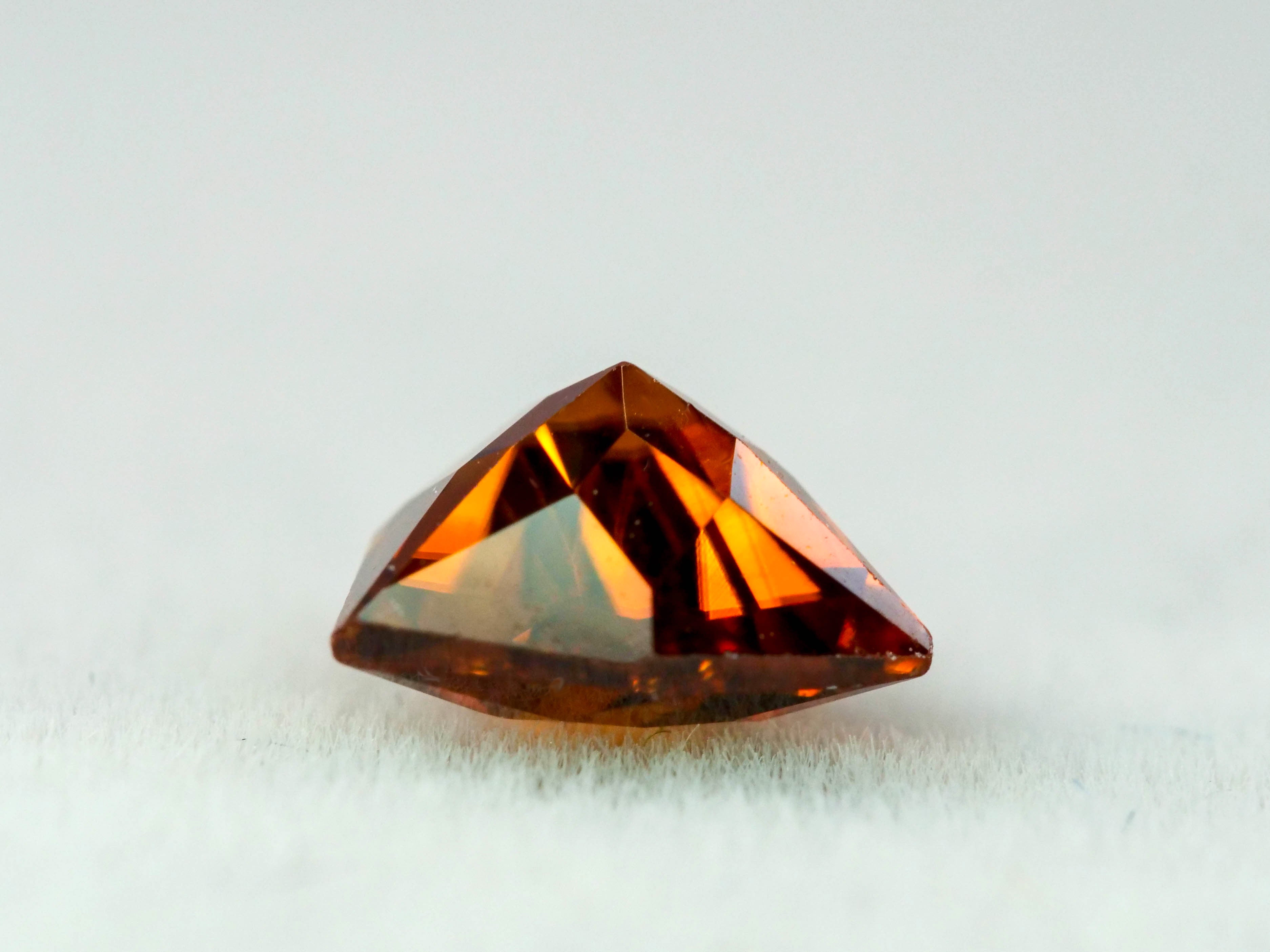 アンバーオレンジジルコン　シールドカット　0.88ct　 タンザニア産 　【251110-3111】