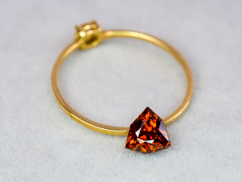 アンバーオレンジジルコン　シールドカット　0.88ct　 タンザニア産 　【251110-3111】