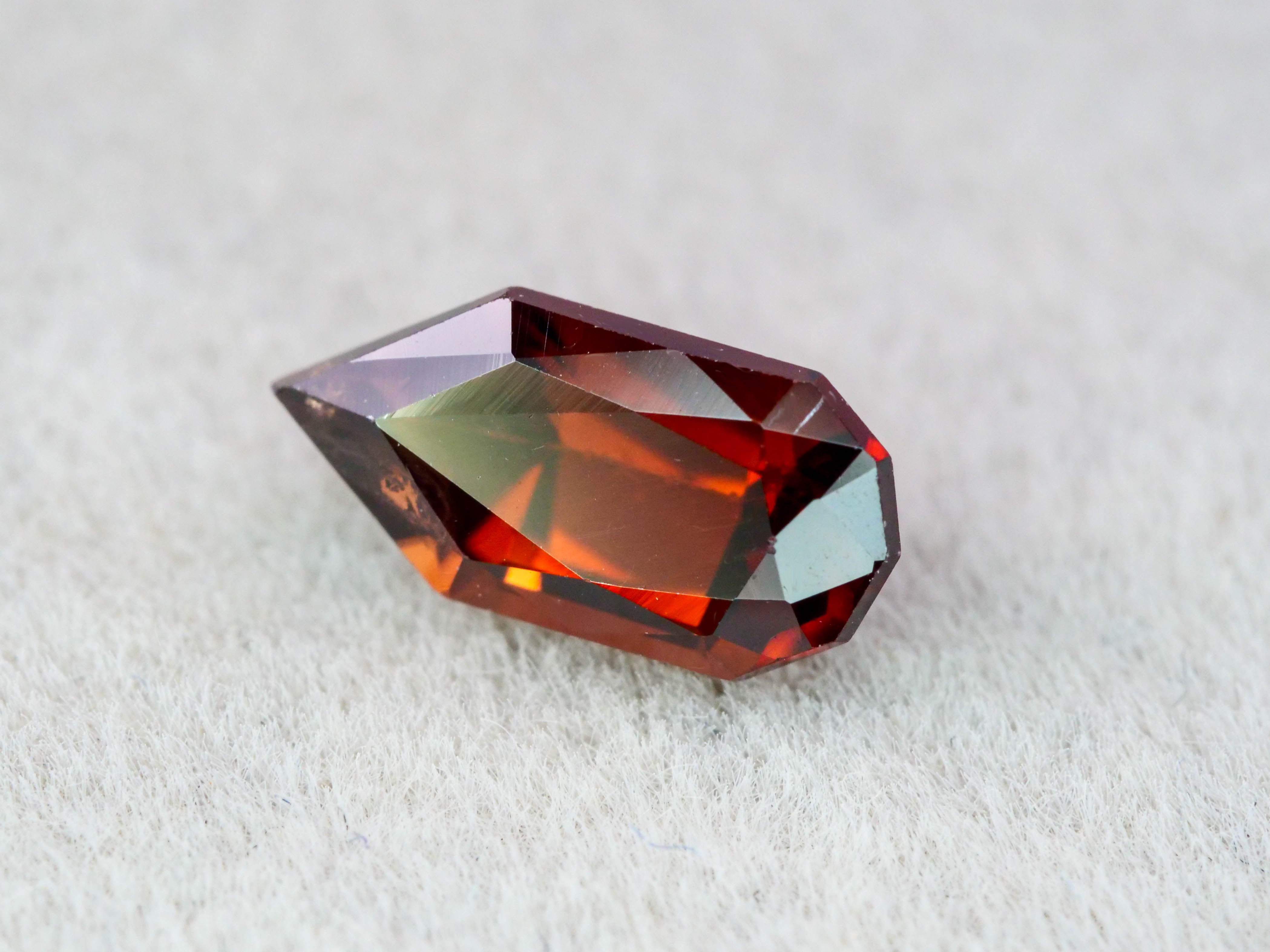 龍眼石 アンバーレッドジルコン オクタゴンカット 0.83ct タンザニア産