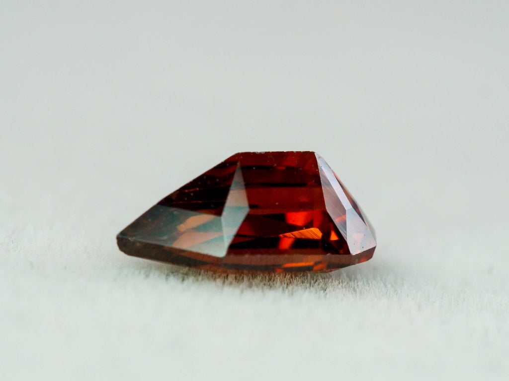 アンバーレッドジルコン　オクタゴンカット　0.83ct　 タンザニア産 　【251110-3113】