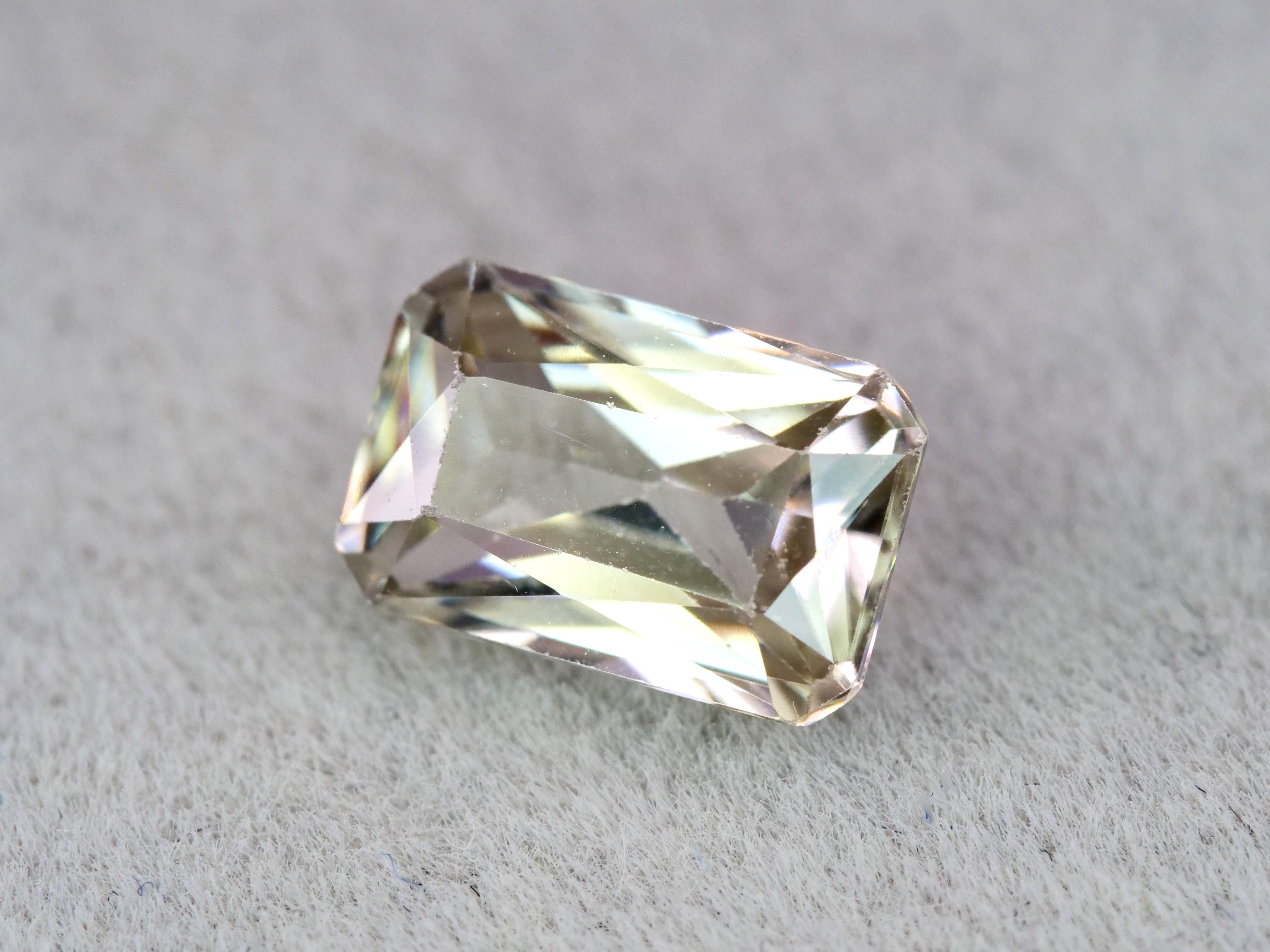 シャンパングレージルコン　エメラルドカット　1.18ct　 タンザニア産 　【251110-3114】