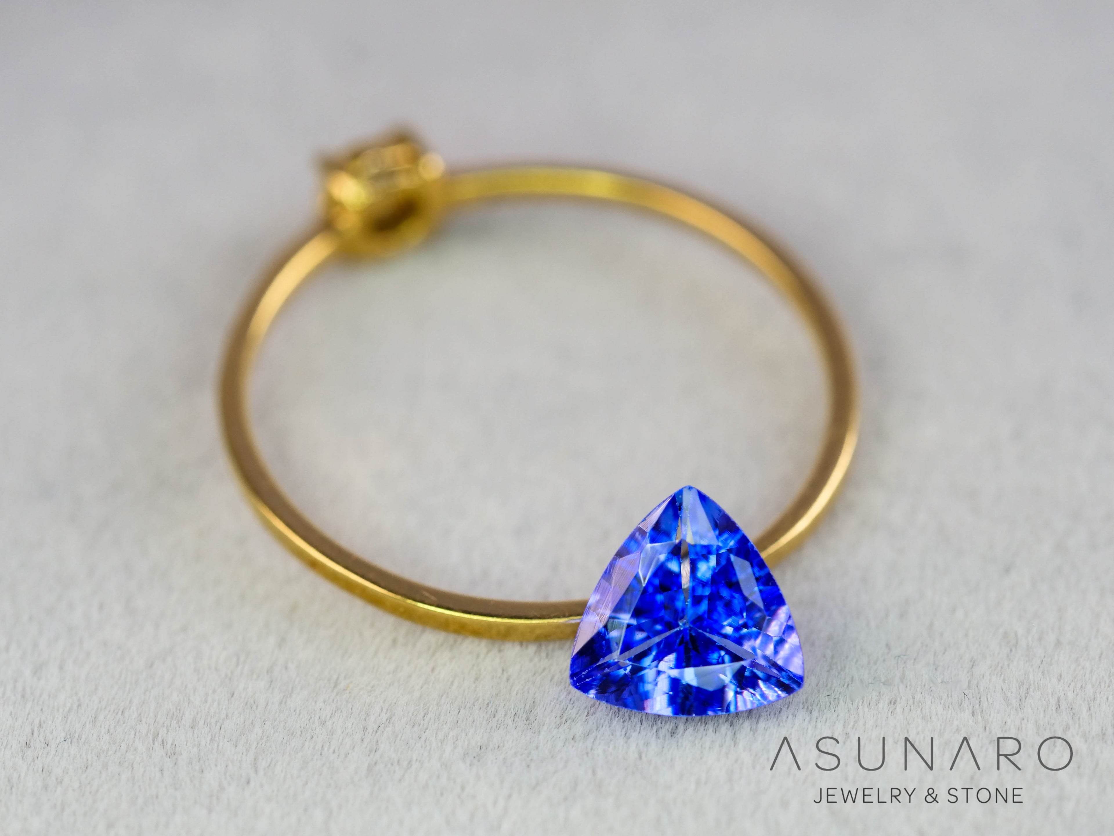 タンザナイト　トリリアントカット　タンザニア産　0.77ct【260130-3167】