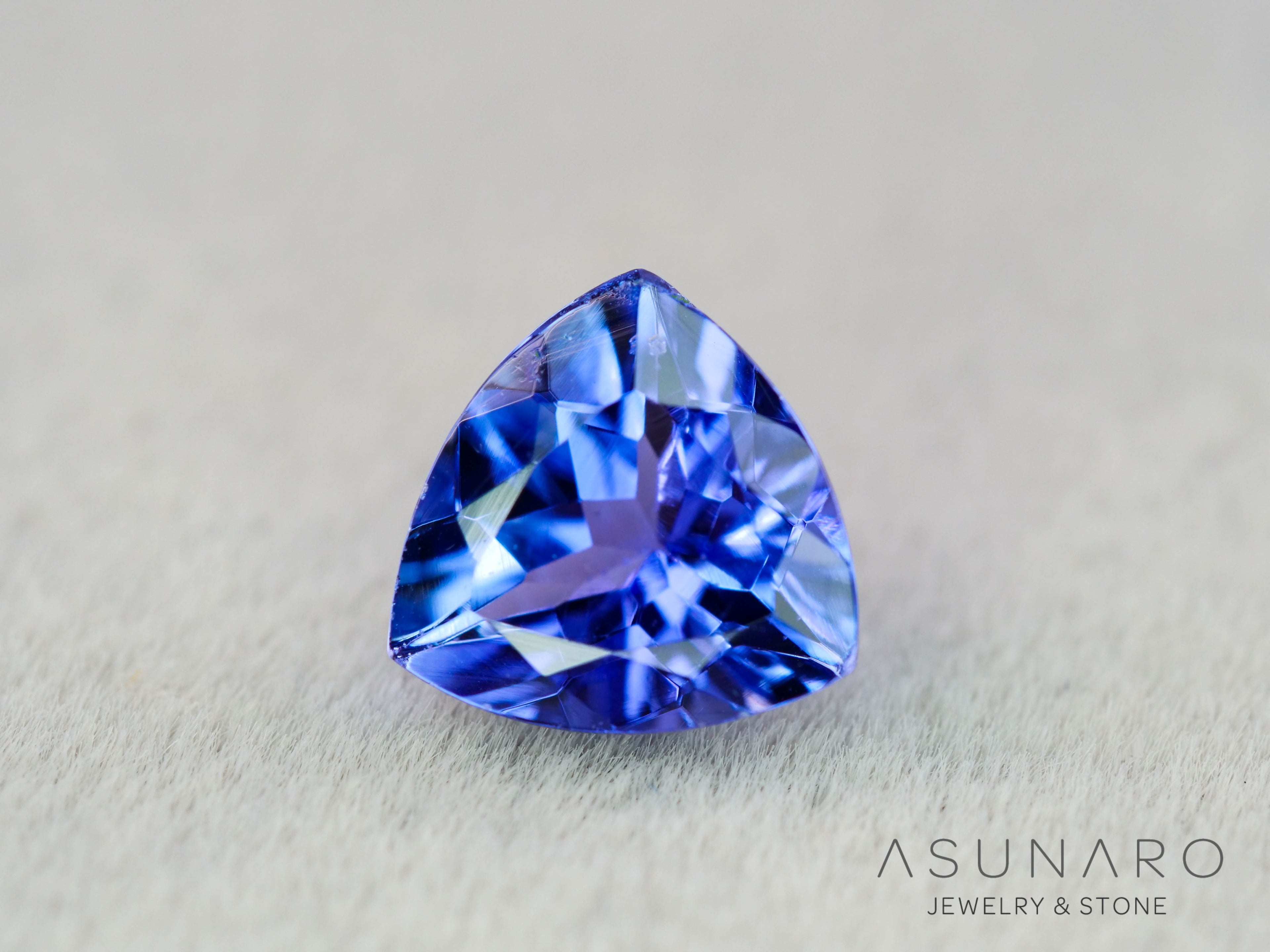 タンザナイト　トリリアントカット　タンザニア産　0.78ct【260130-3169】