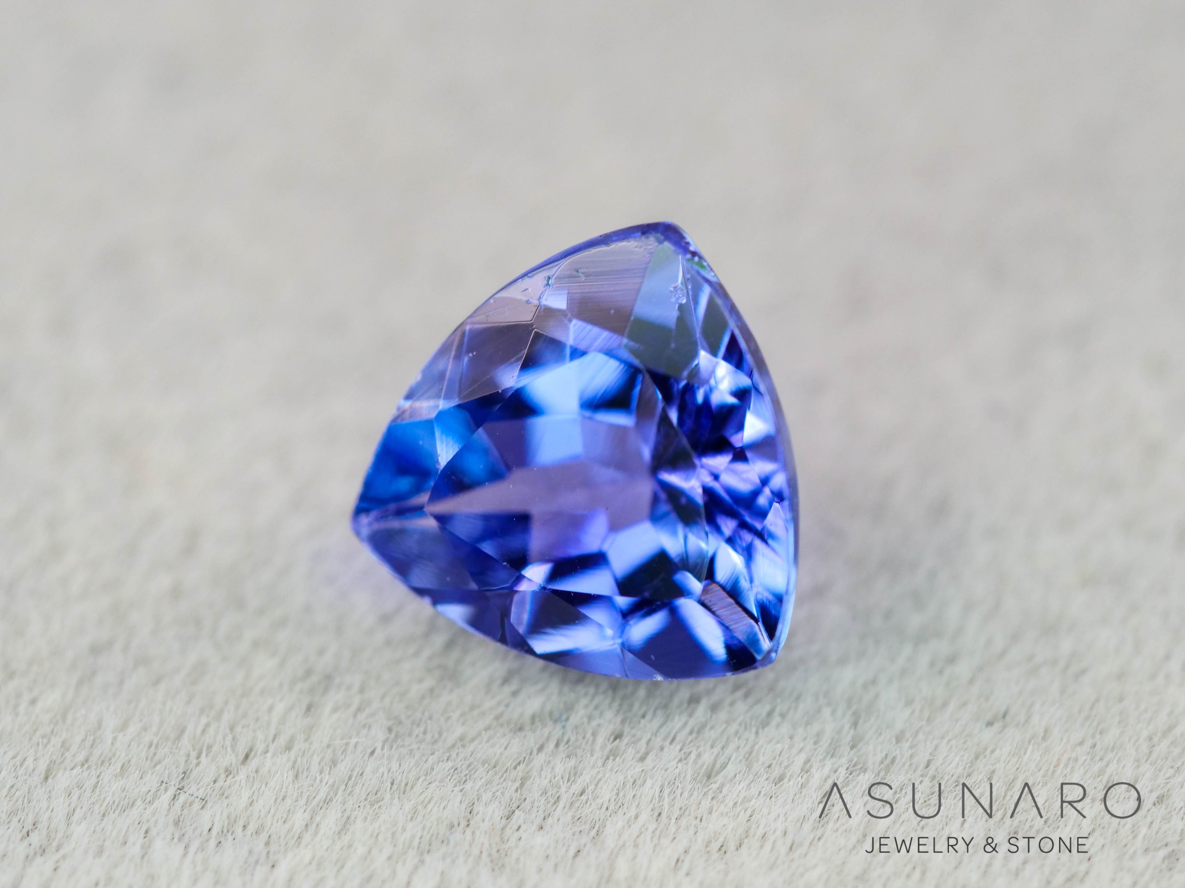 タンザナイト　トリリアントカット　タンザニア産　0.78ct【260130-3169】