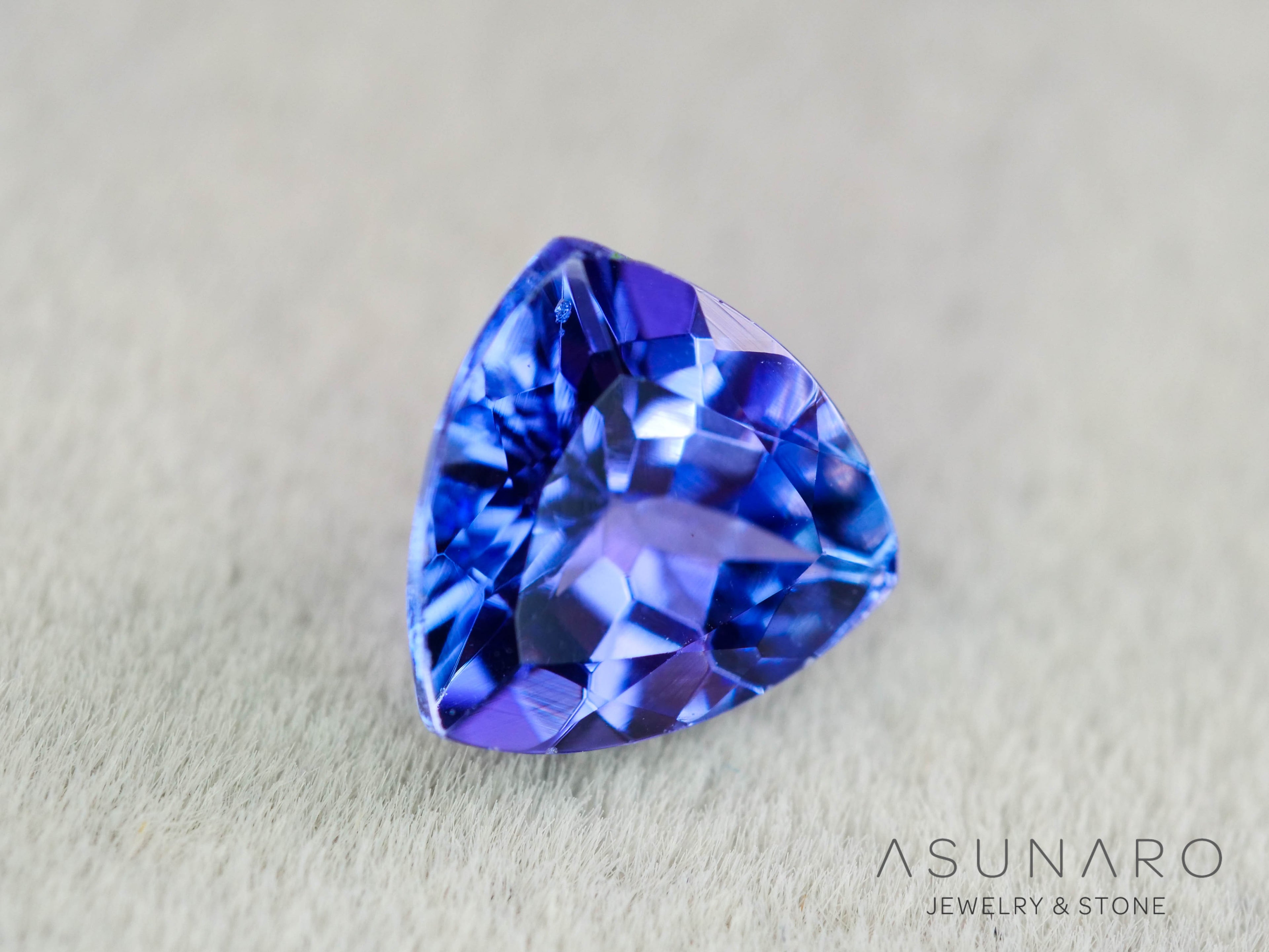 タンザナイト　トリリアントカット　タンザニア産　0.78ct【260130-3169】