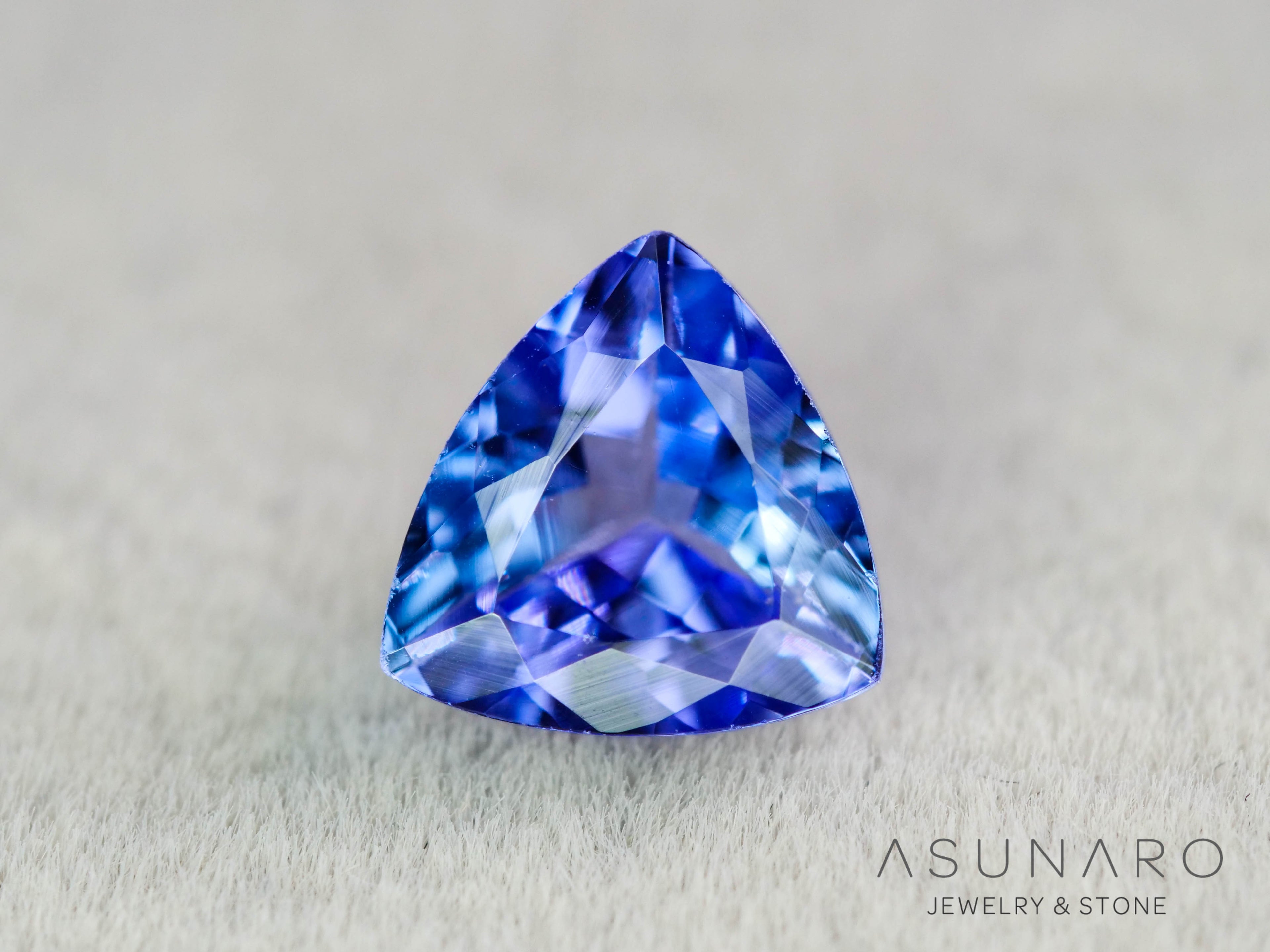 タンザナイト　トリリアントカット　タンザニア産　0.83ct【260130-3170】