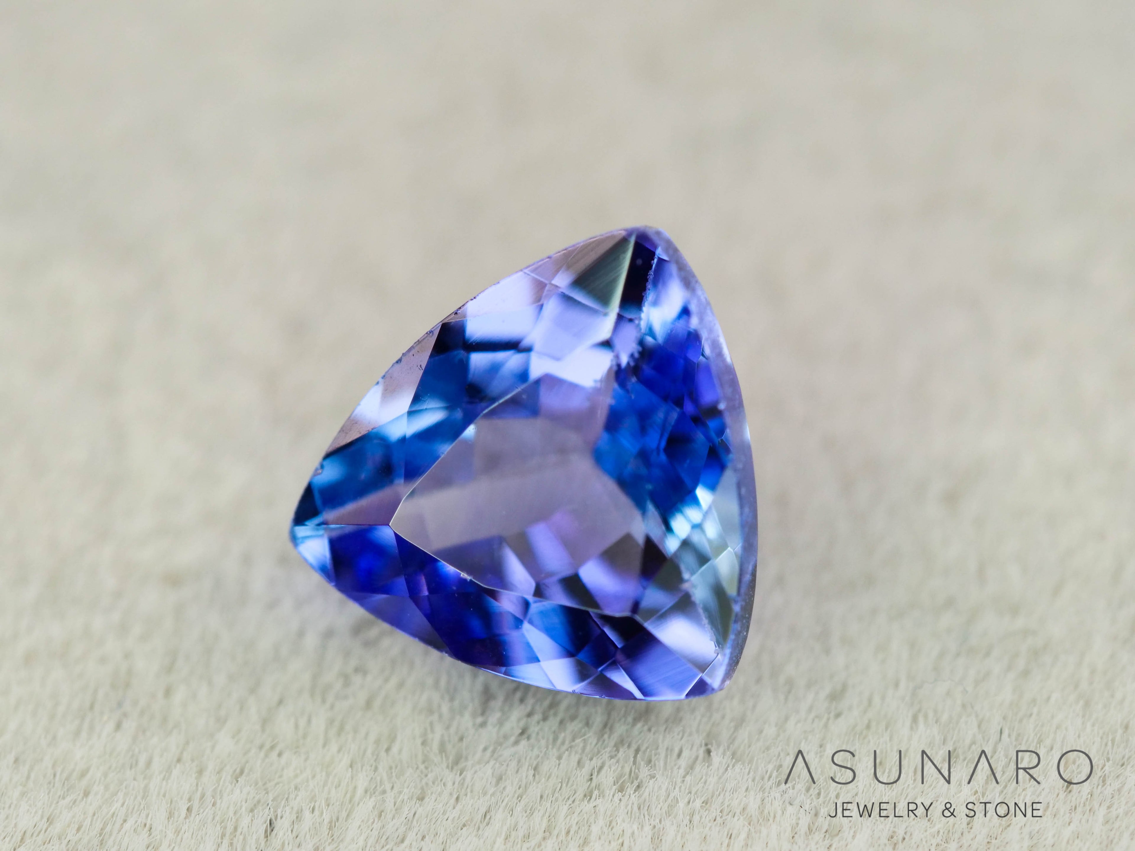 タンザナイト　トリリアントカット　タンザニア産　0.83ct【260130-3170】