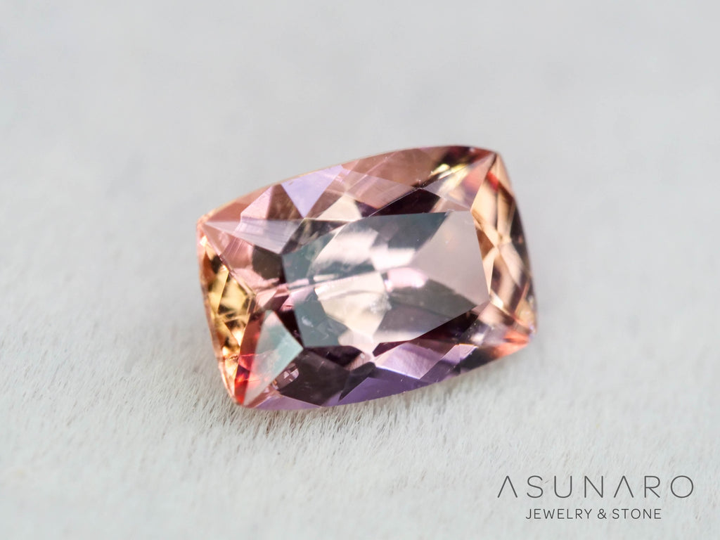 バイカラーインペリアルトパーズ　クッションカット　0.61ct　ブラジル産　【251127-3047】