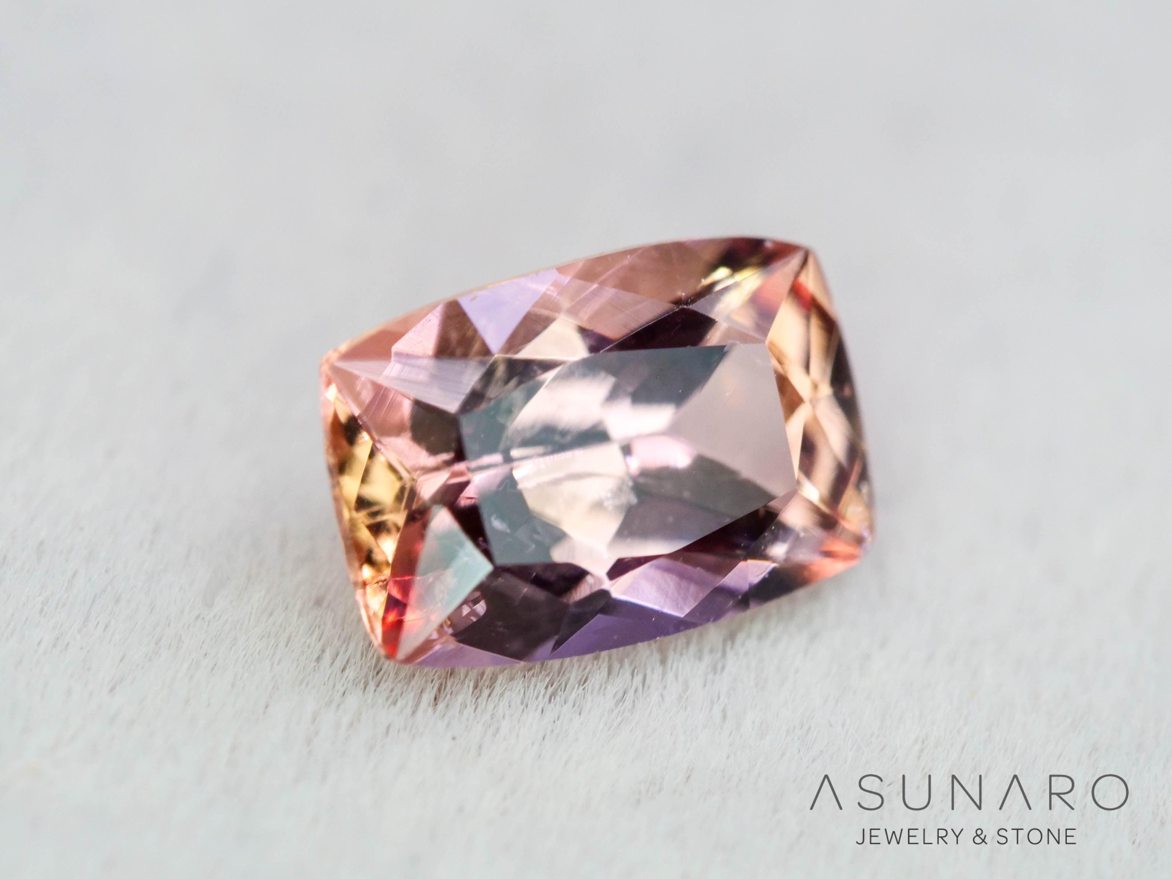 バイカラーインペリアルトパーズ　クッションカット　0.61ct　ブラジル産　【251127-3047】