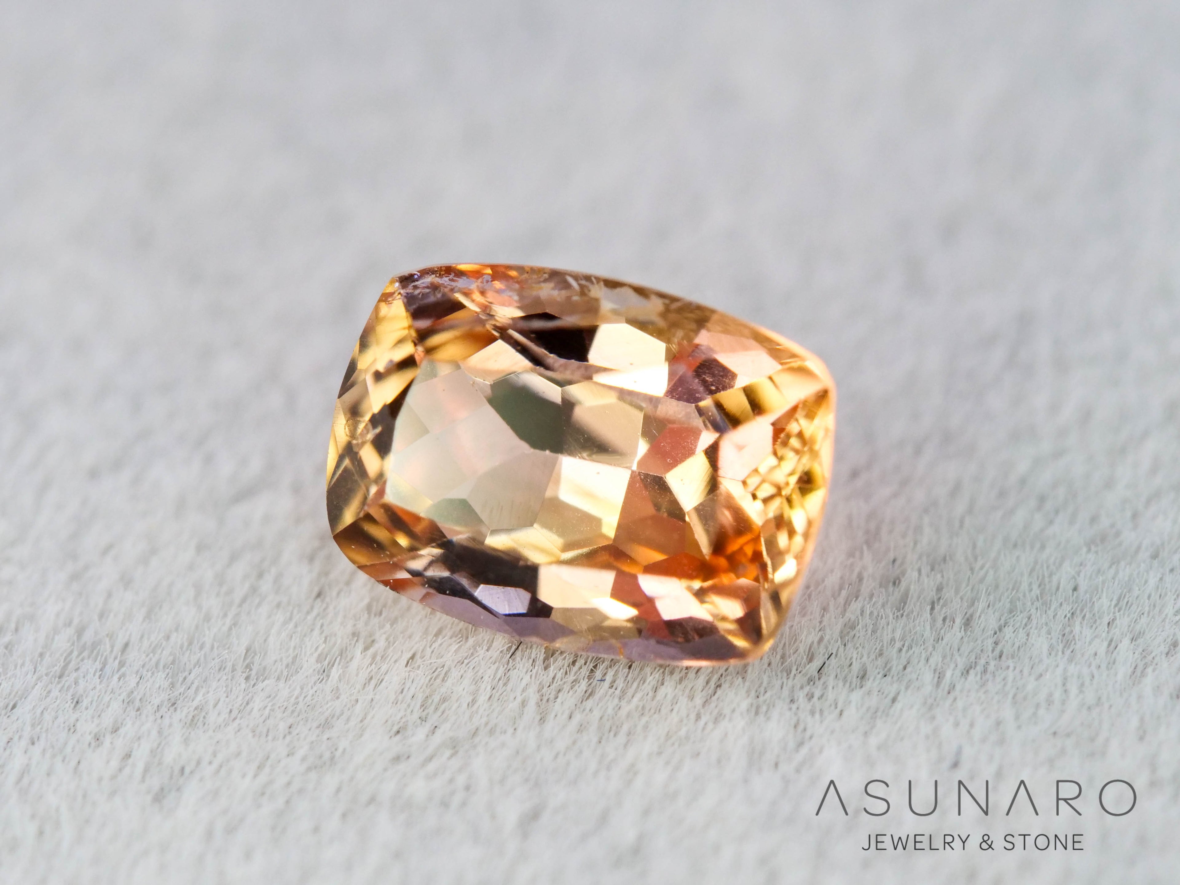 バイカラーインペリアルトパーズ　クッションカット　0.66ct　ブラジル産　【251127-3045】