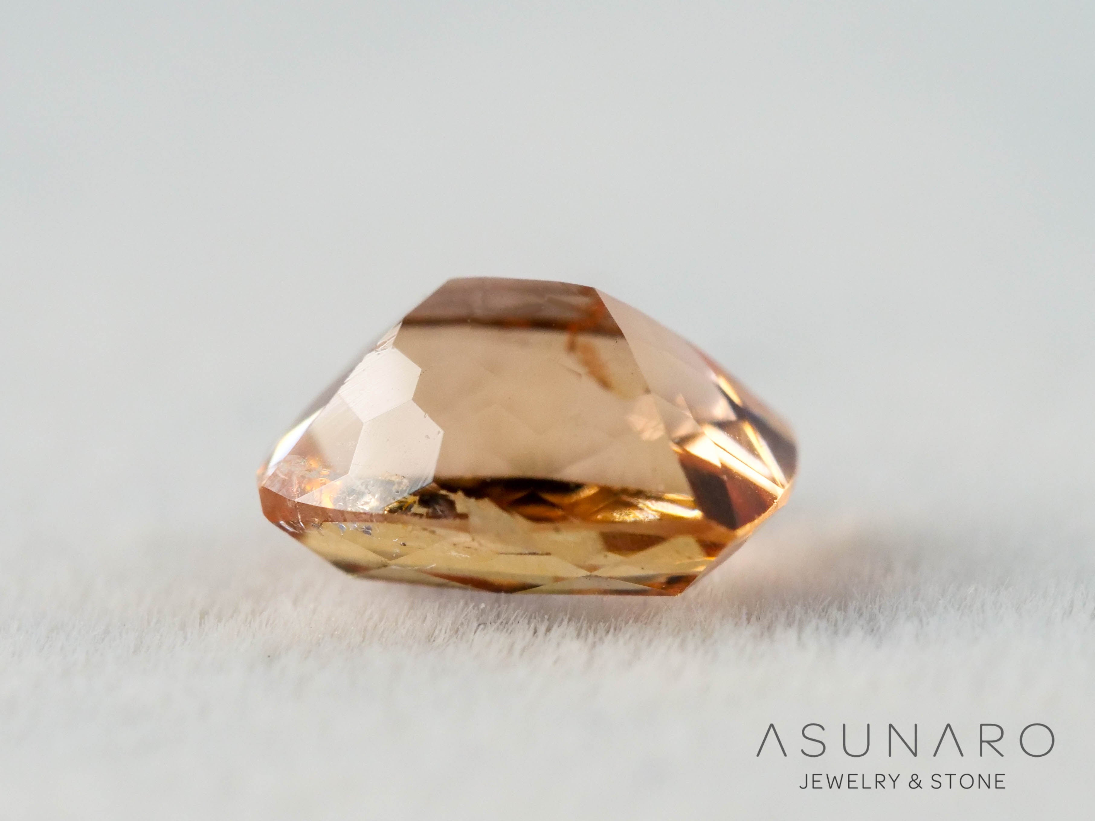 バイカラーインペリアルトパーズ　クッションカット　0.66ct　ブラジル産　【251127-3045】