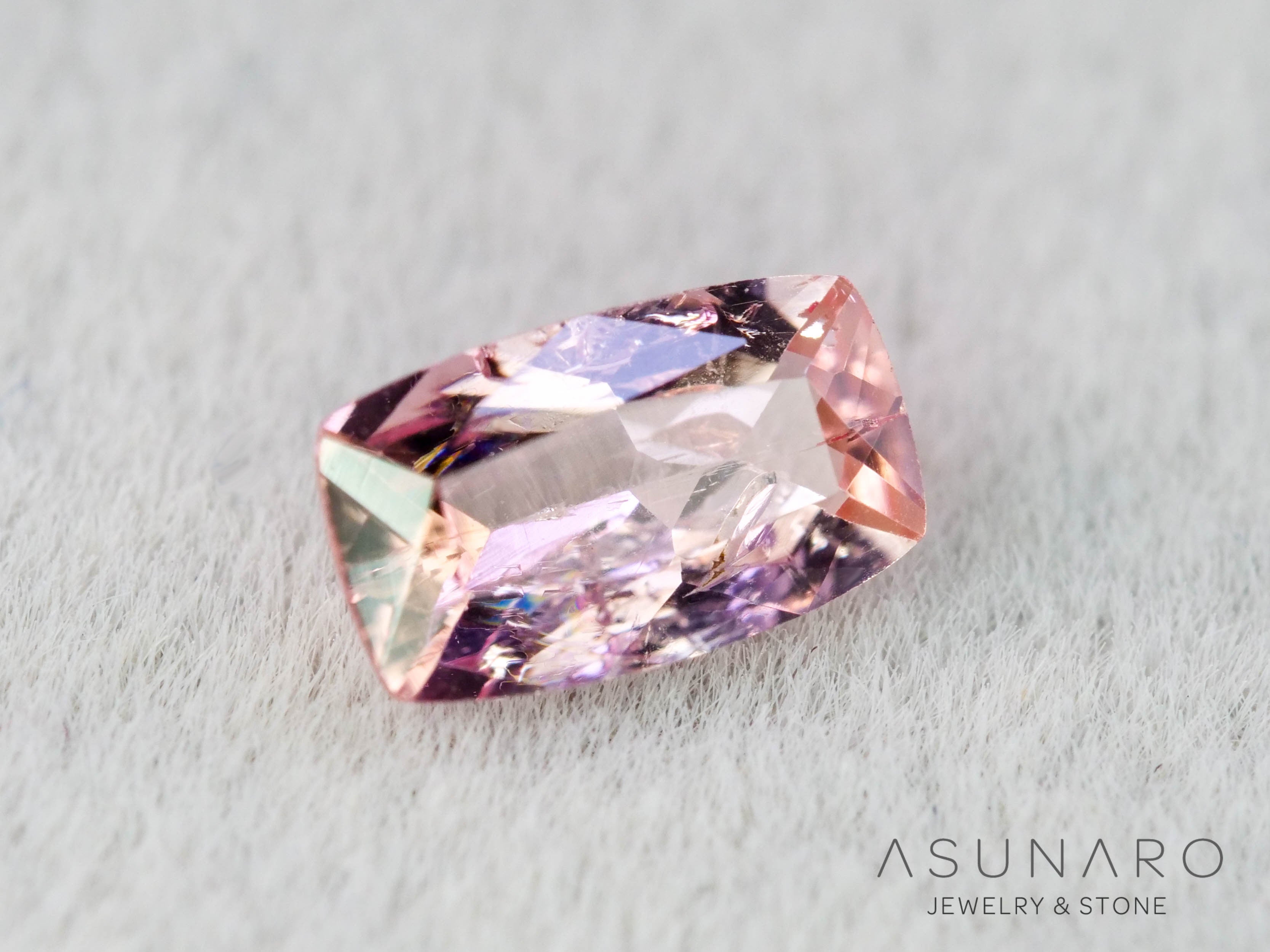 バイカラーインペリアルトパーズ　クッションカット　0.25ct　ブラジル産　【251127-3044】