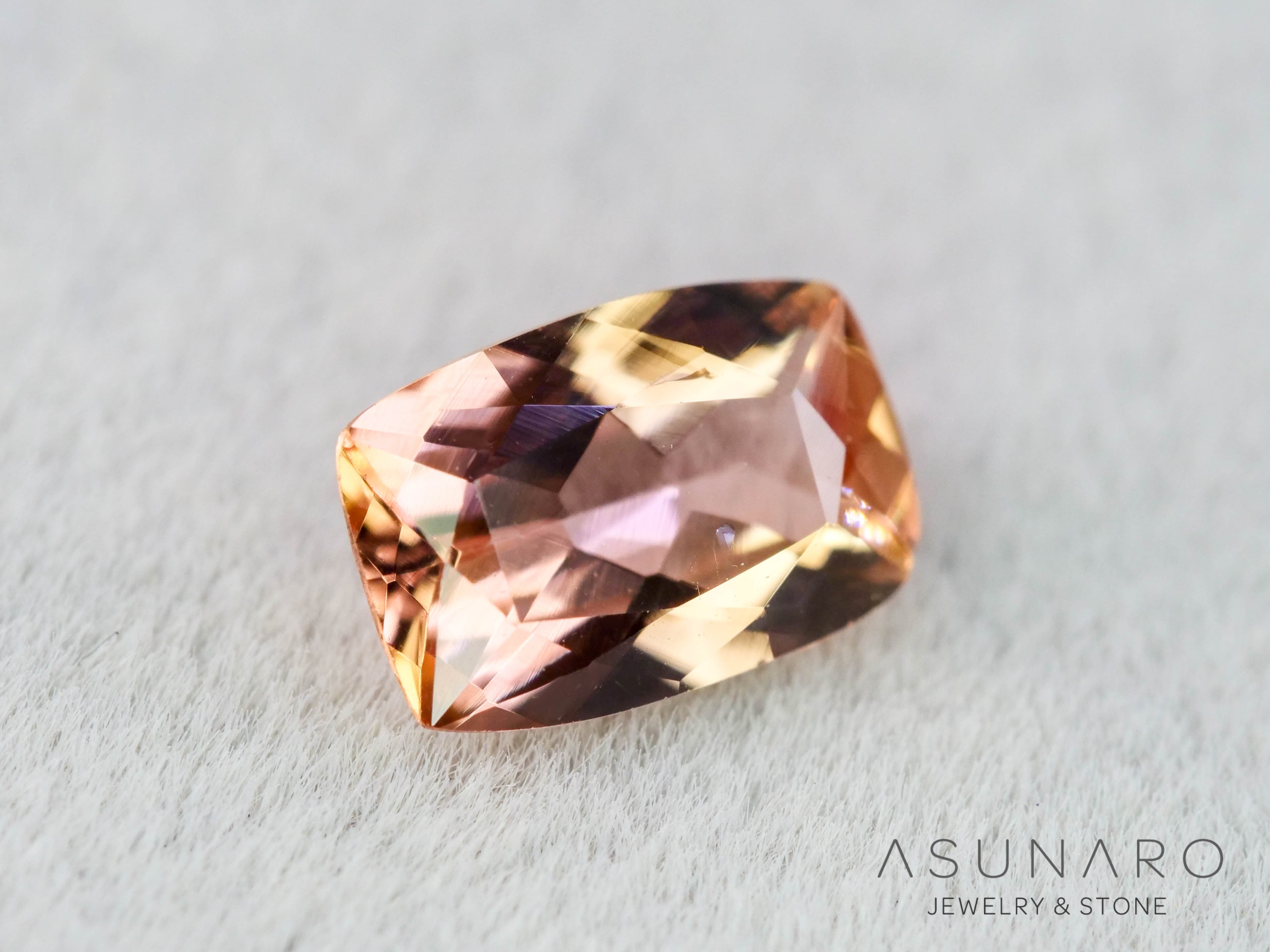 バイカラーインペリアルトパーズ　クッションカット　0.46ct　ブラジル産　【251127-3042】