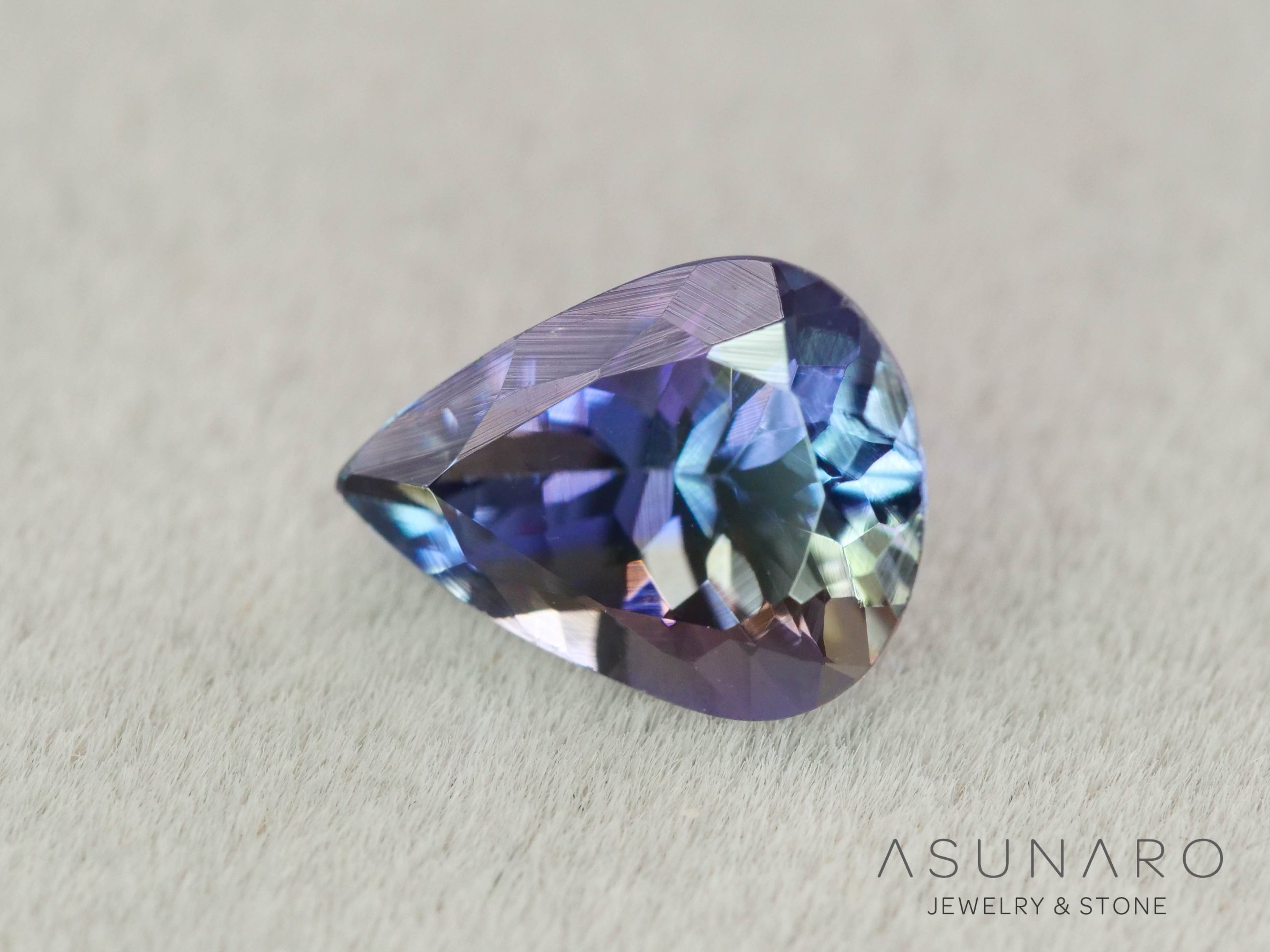 パーティーカラーサファイア  ペアシェイプ　スリランカ産　0.96ct【260323-3270】