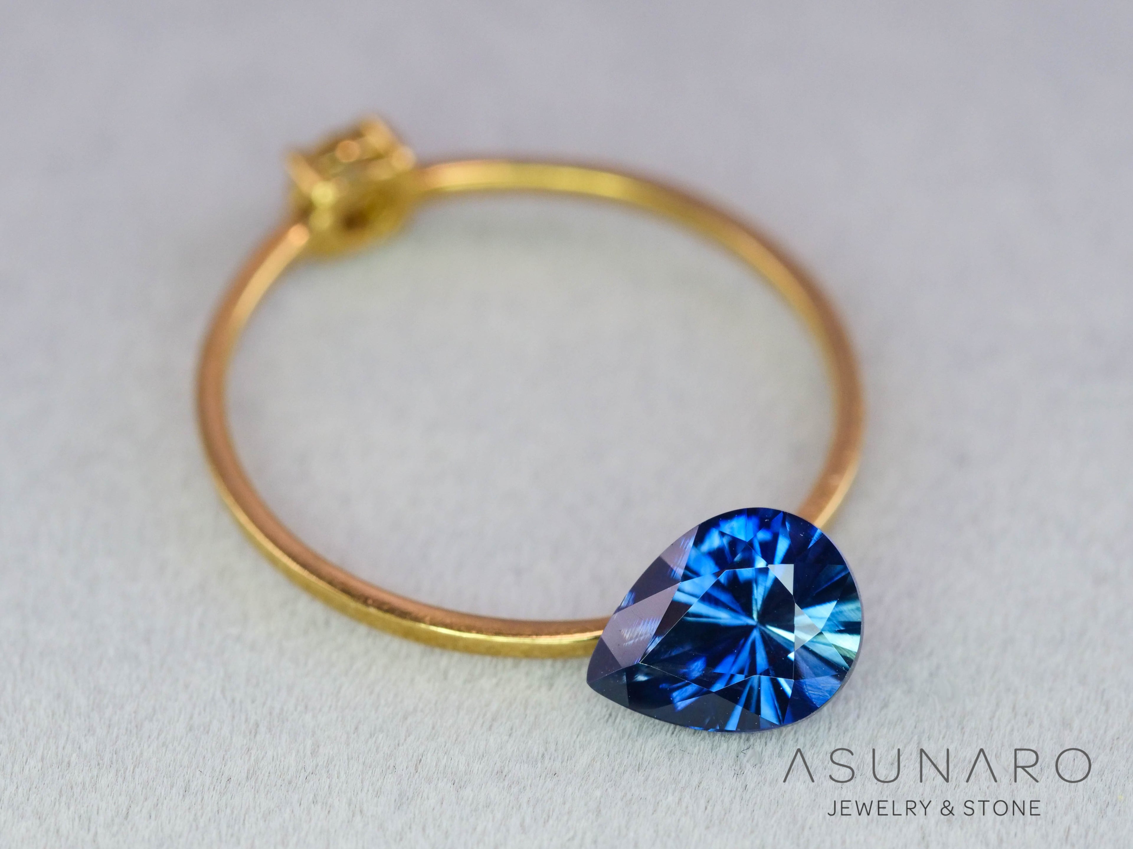 バイカラーサファイア　ロータスリリーカット（ペアシェイプ）　スリランカ産　1.15ct【260323-3271】