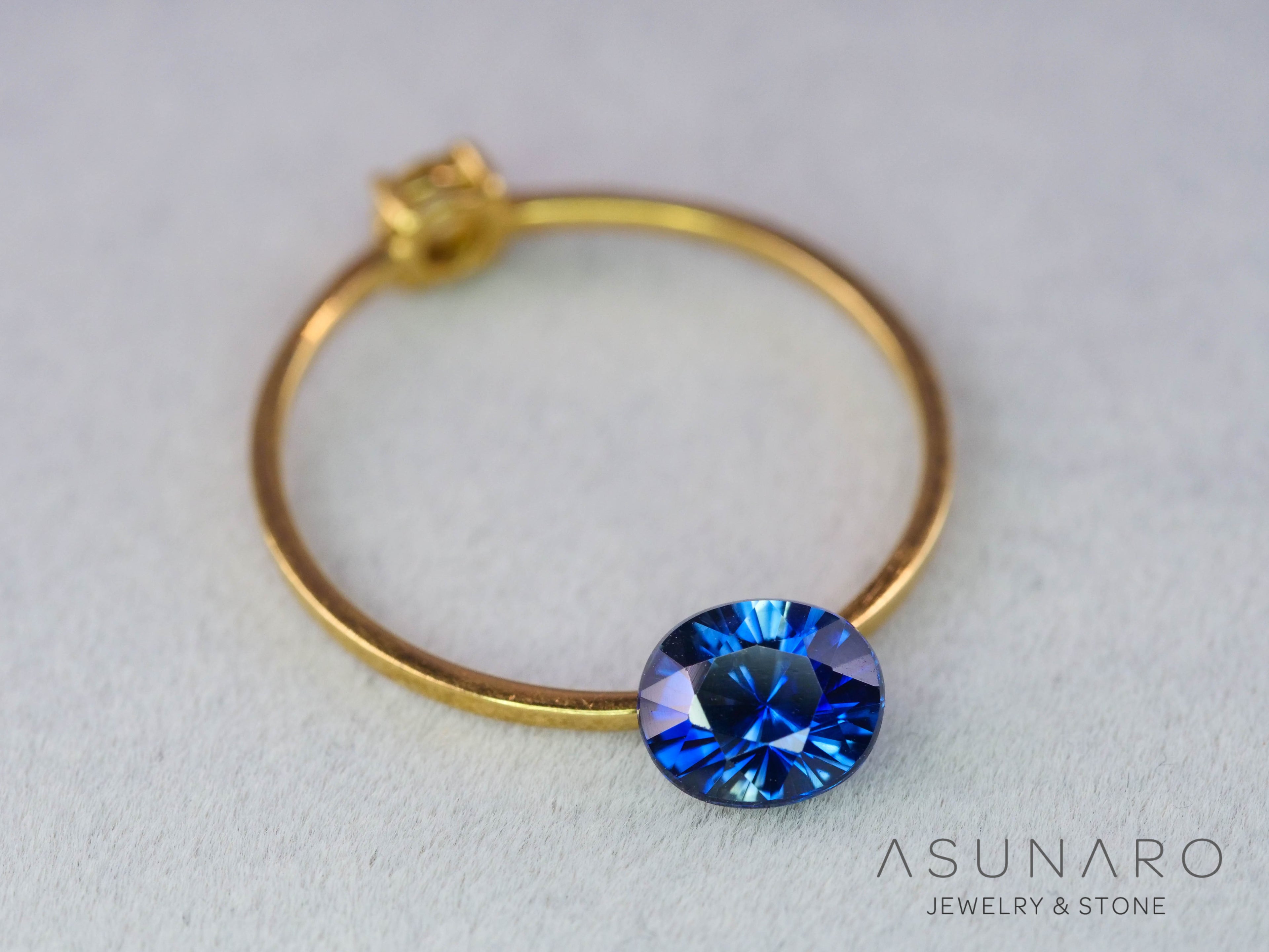 バイカラーサファイア　ロータスリリーカット（オーバル）　スリランカ産　0.92ct【260323-3274】