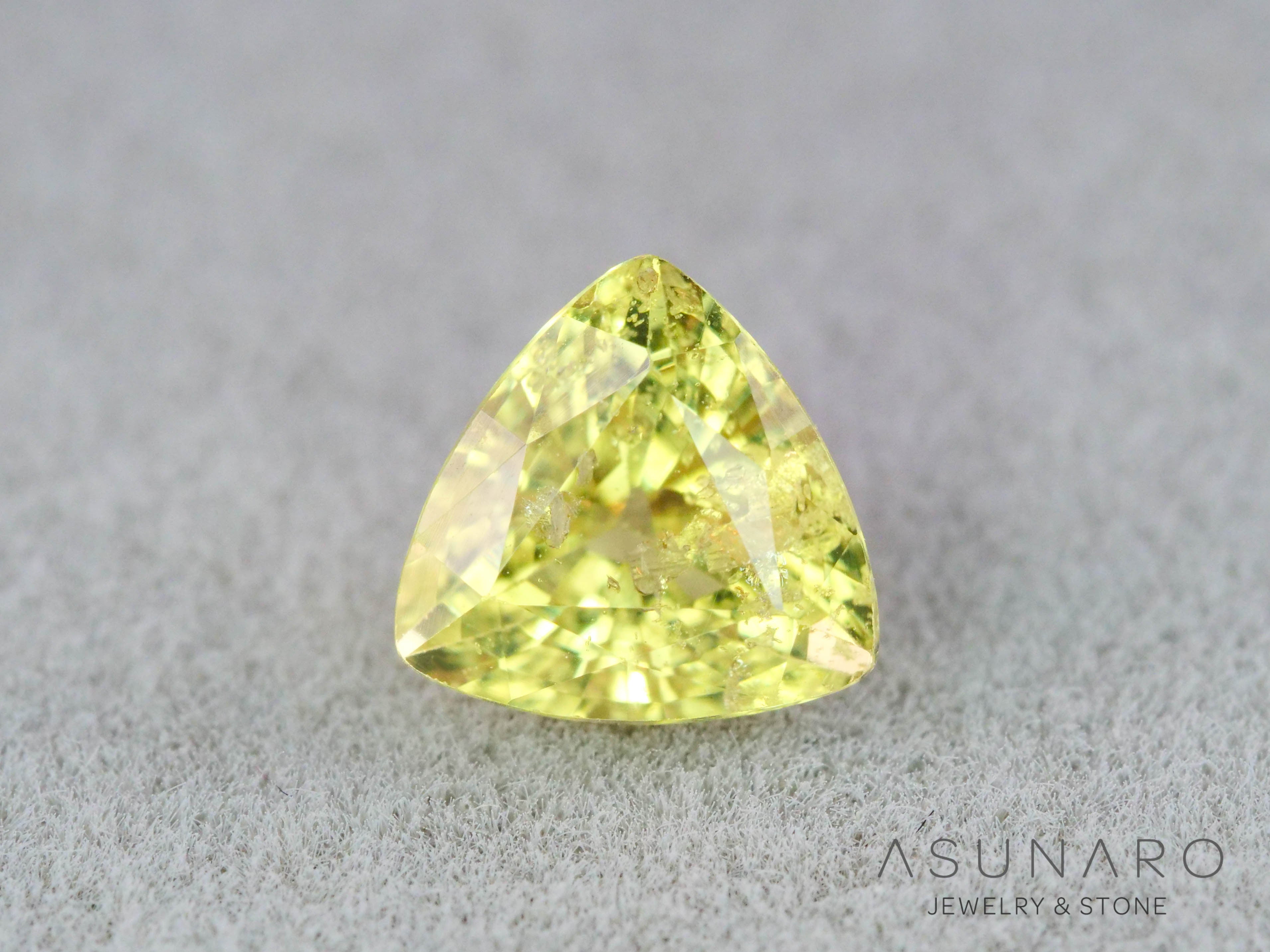 イリデッセンス入りサファイア 　トリリアントカット　スリランカ産　0.63ct　【260319-3260】