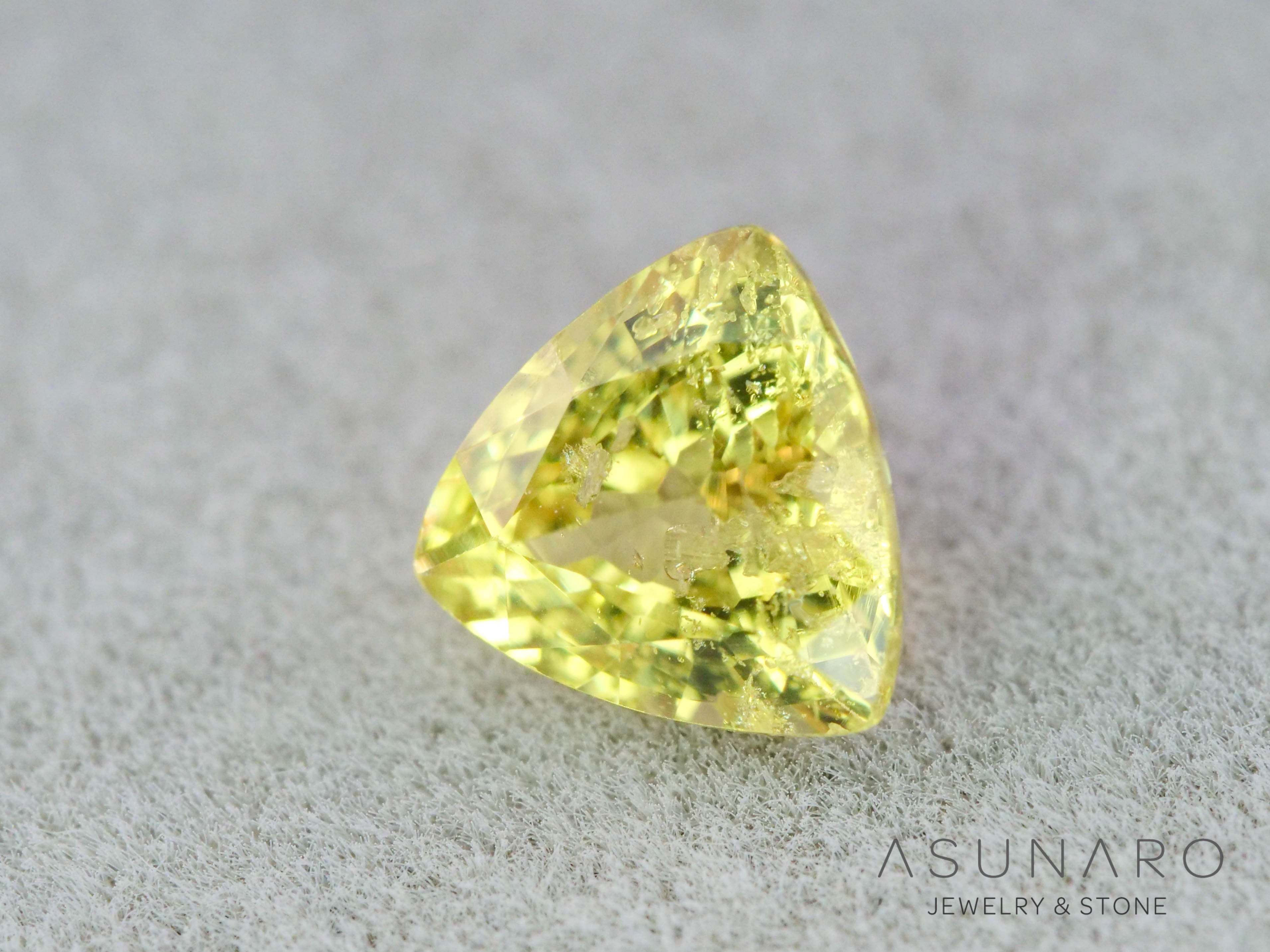 イリデッセンス入りサファイア 　トリリアントカット　スリランカ産　0.63ct　【260319-3260】