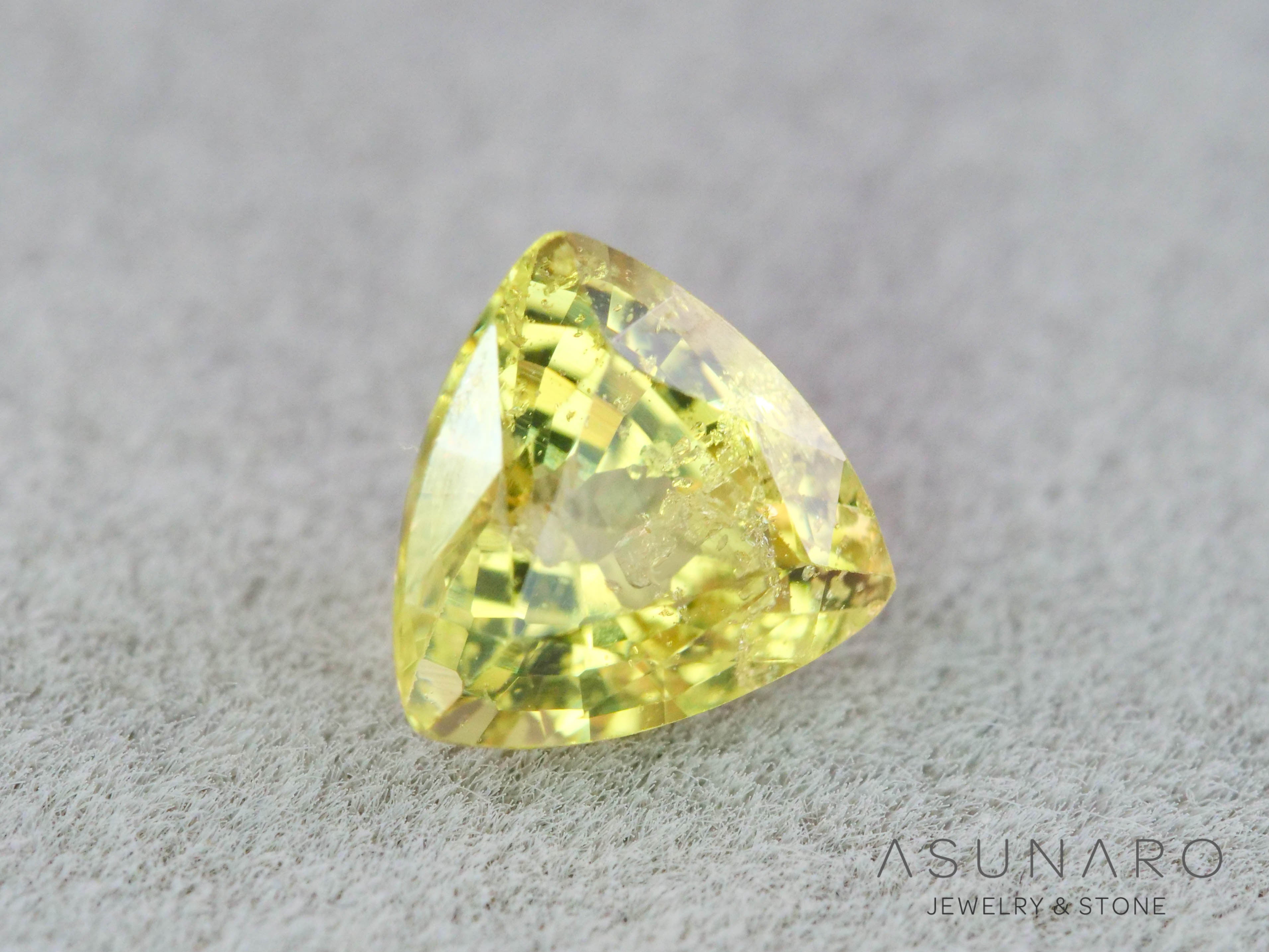 イリデッセンス入りサファイア 　トリリアントカット　スリランカ産　0.63ct　【260319-3260】