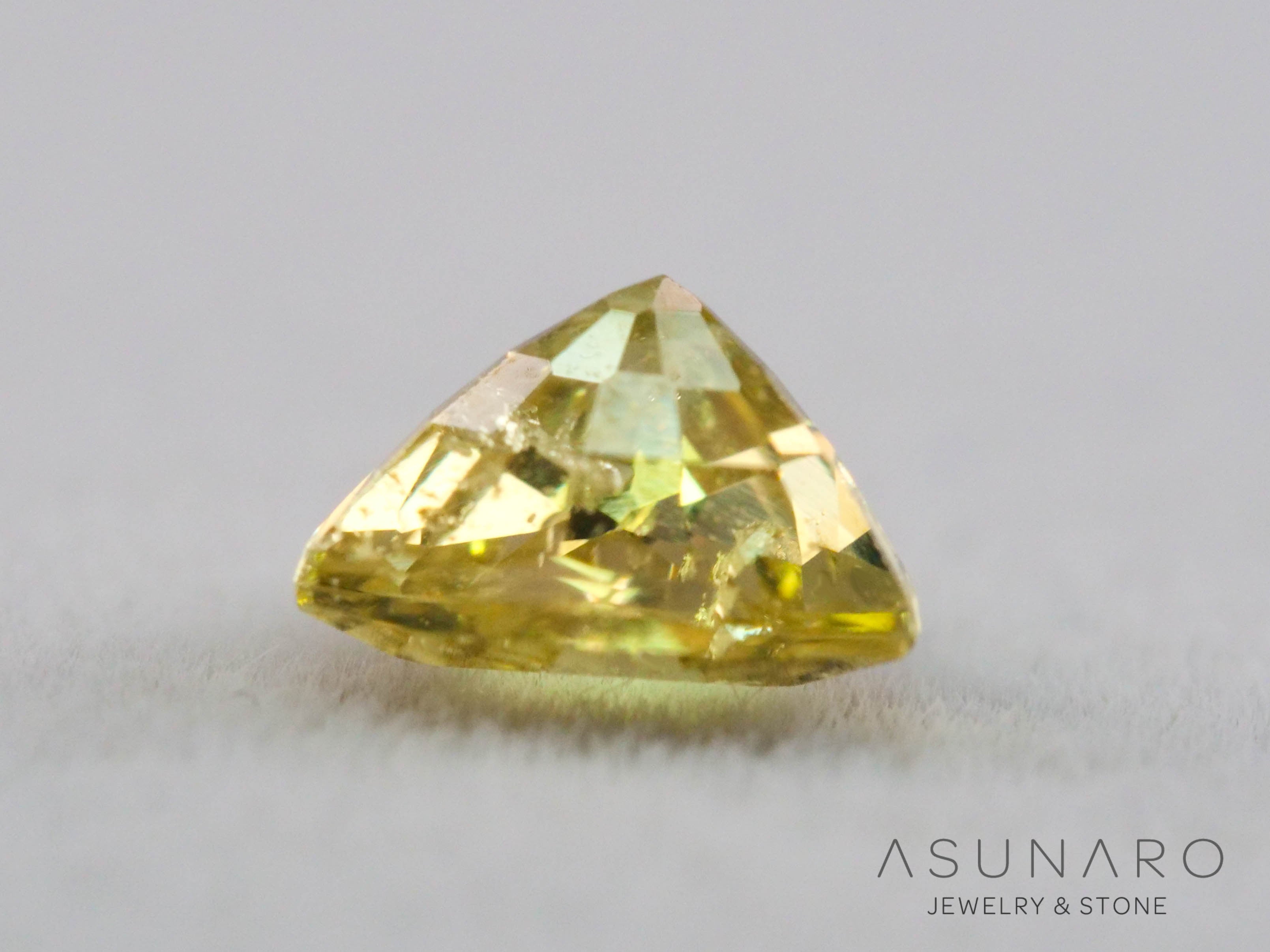 イリデッセンス入りサファイア 　トリリアントカット　スリランカ産　0.63ct　【260319-3260】