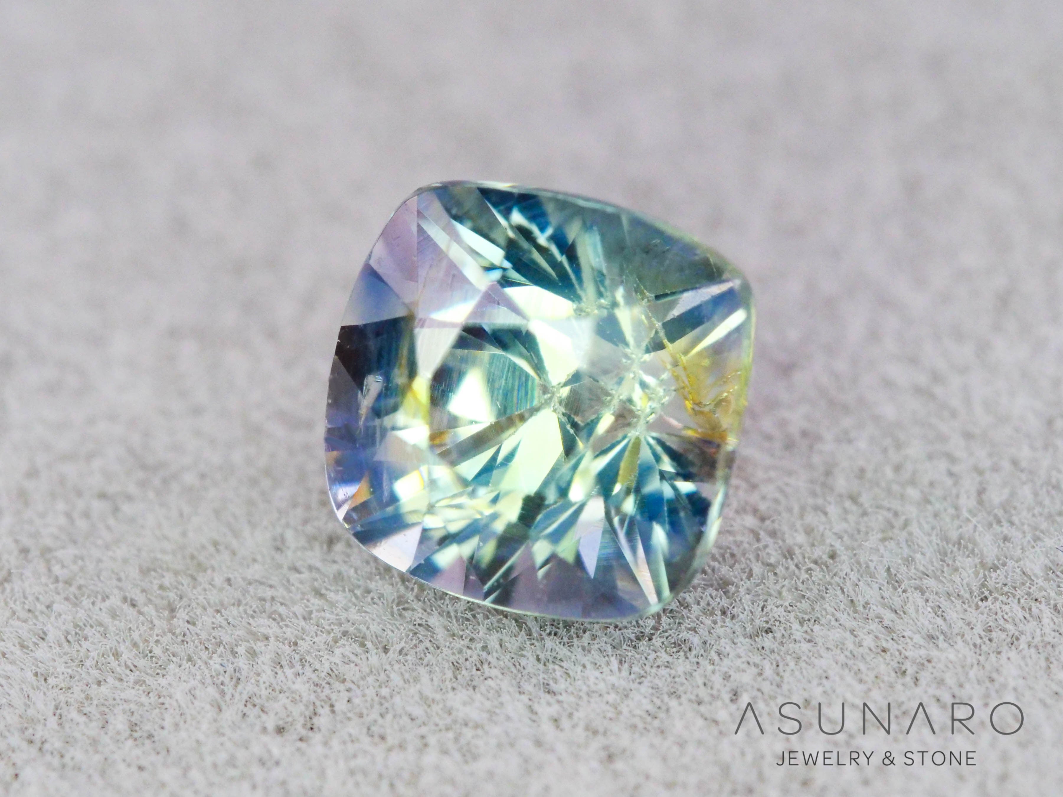 バイカラーサファイア 　クッションカット　スリランカ産　0.65ct　【260319-3262】