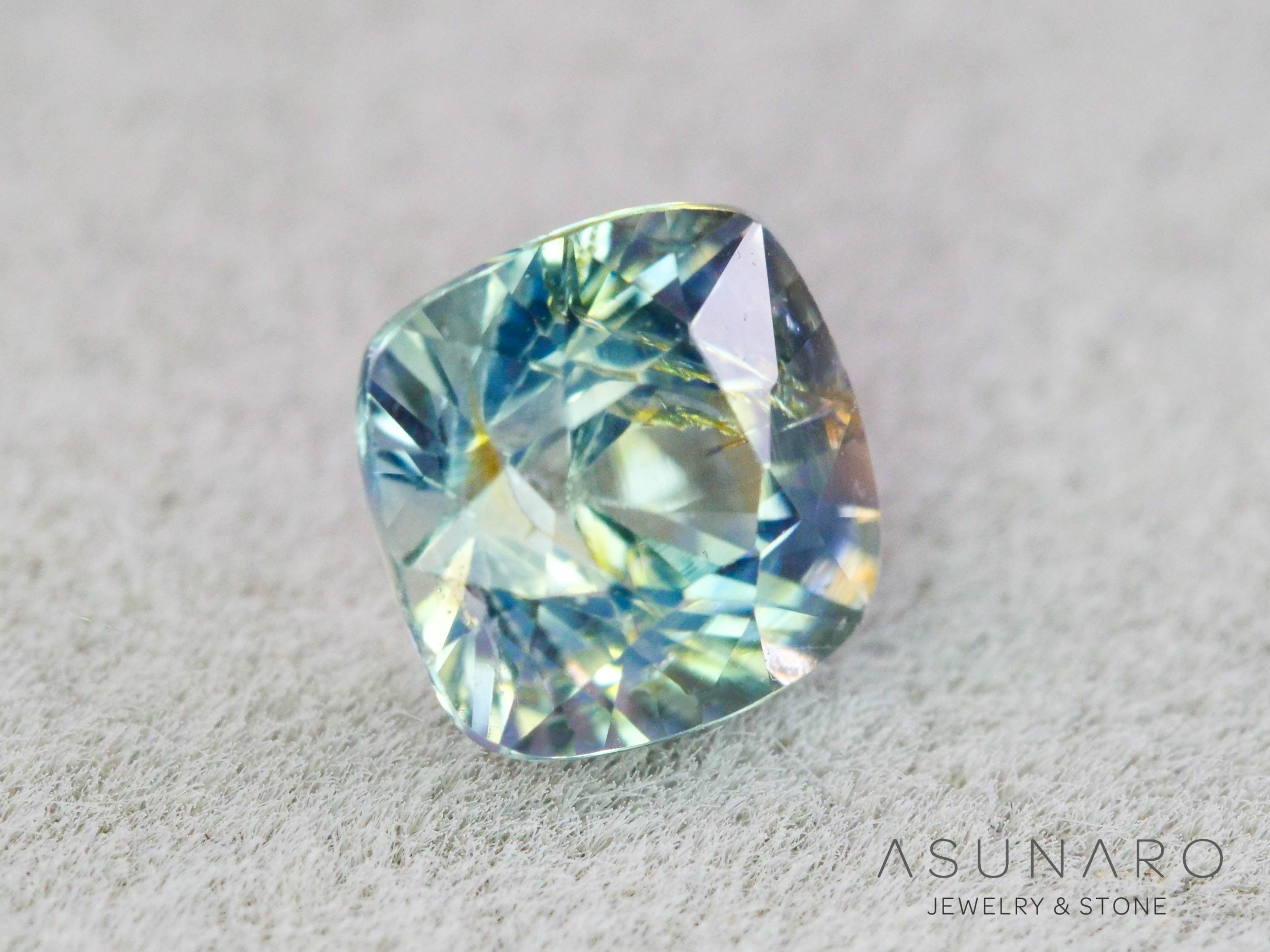 バイカラーサファイア 　クッションカット　スリランカ産　0.65ct　【260319-3262】