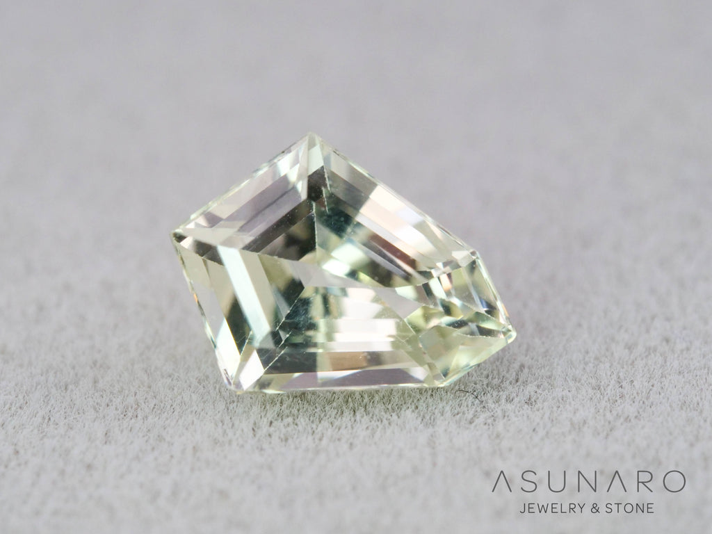 ファンシーカットサファイア　　スリランカ産　0.90ct【260410-3266】