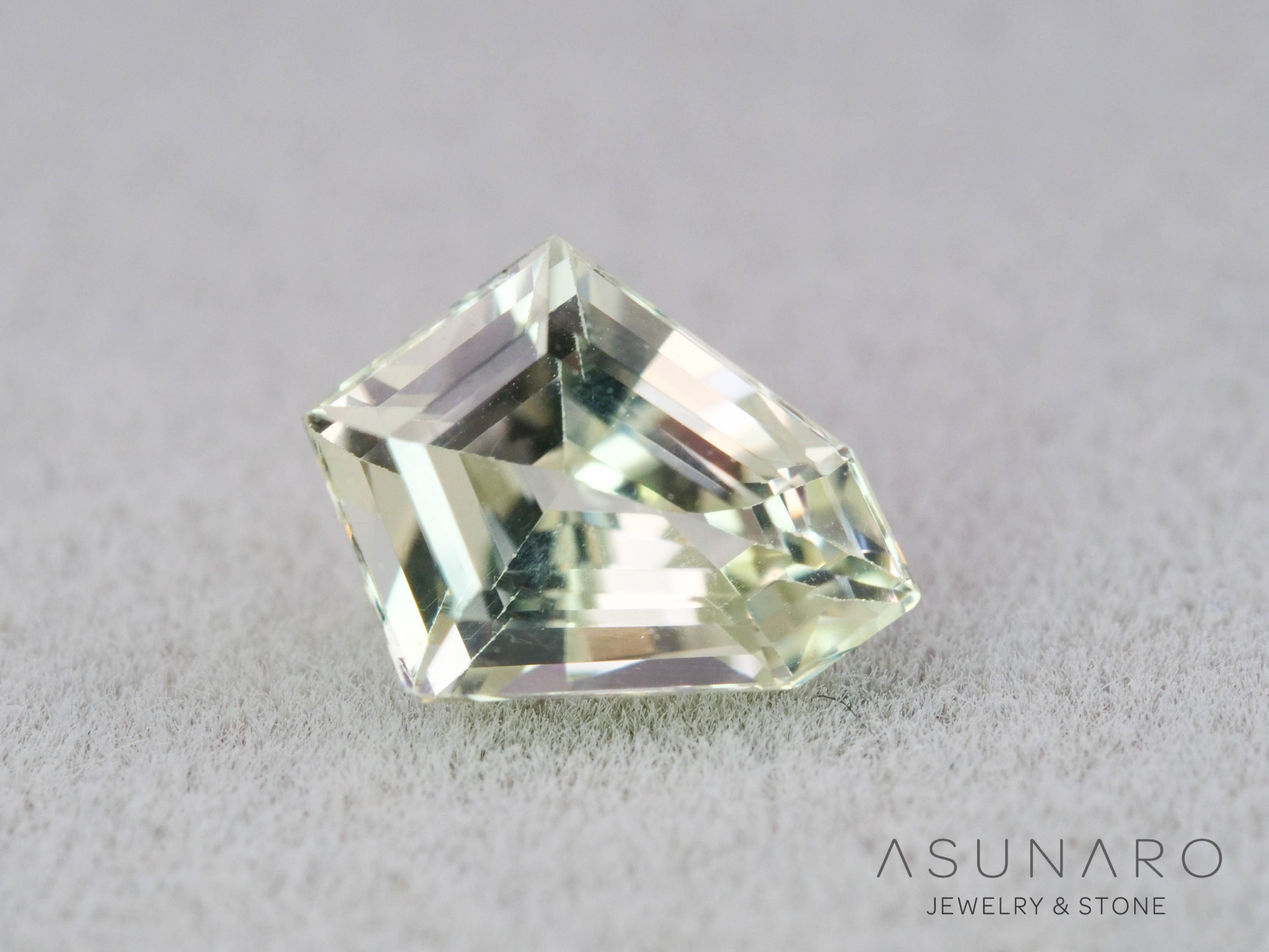 ファンシーカットサファイア　　スリランカ産　0.90ct【260410-3266】