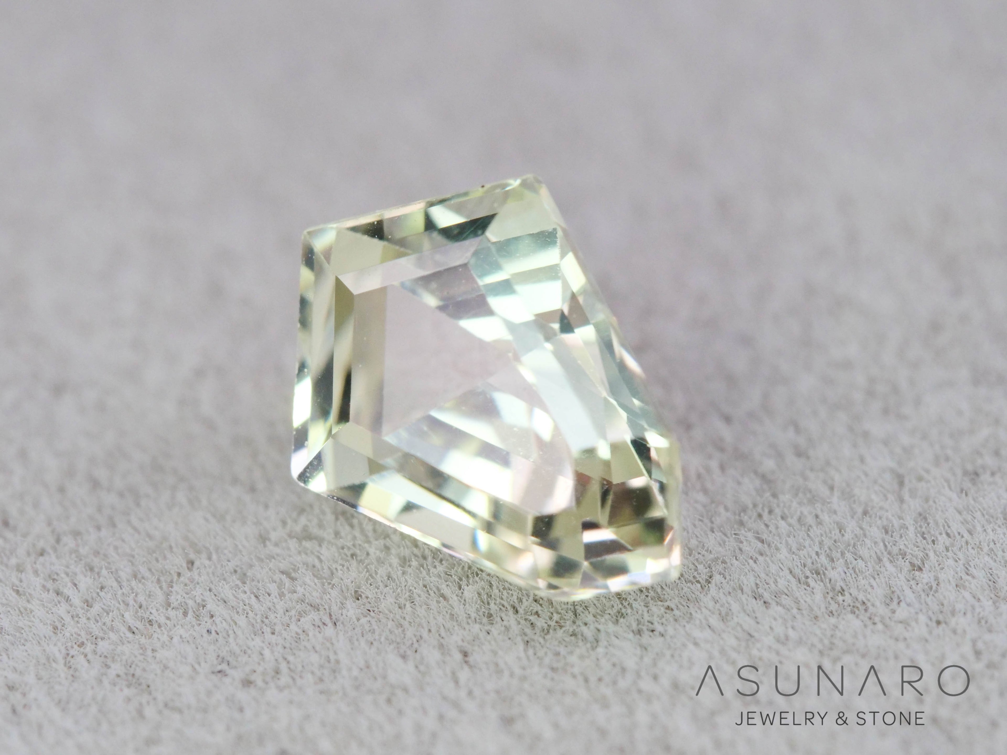 ファンシーカットサファイア　　スリランカ産　0.90ct【260410-3266】