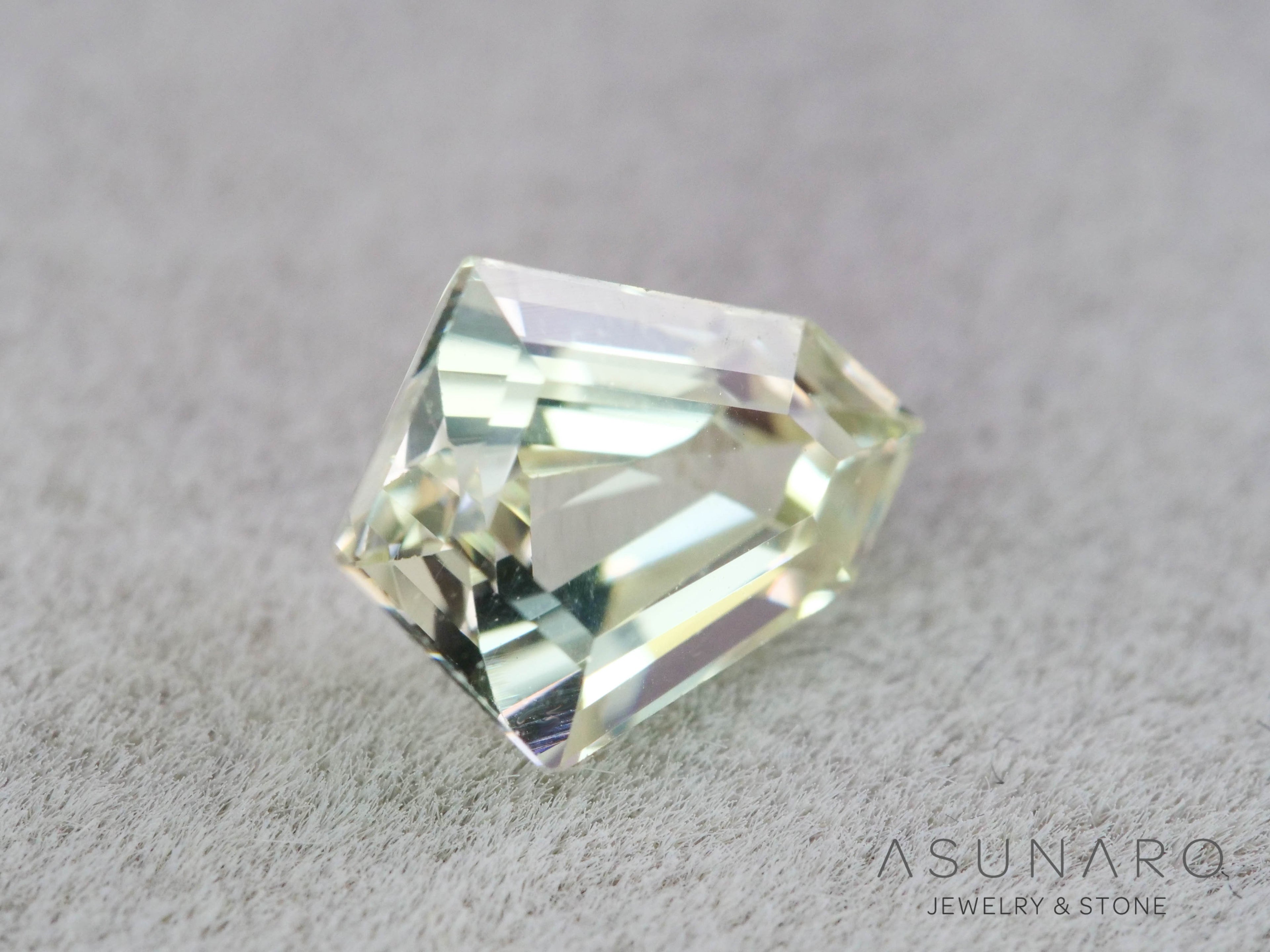 ファンシーカットサファイア　　スリランカ産　0.90ct【260410-3266】