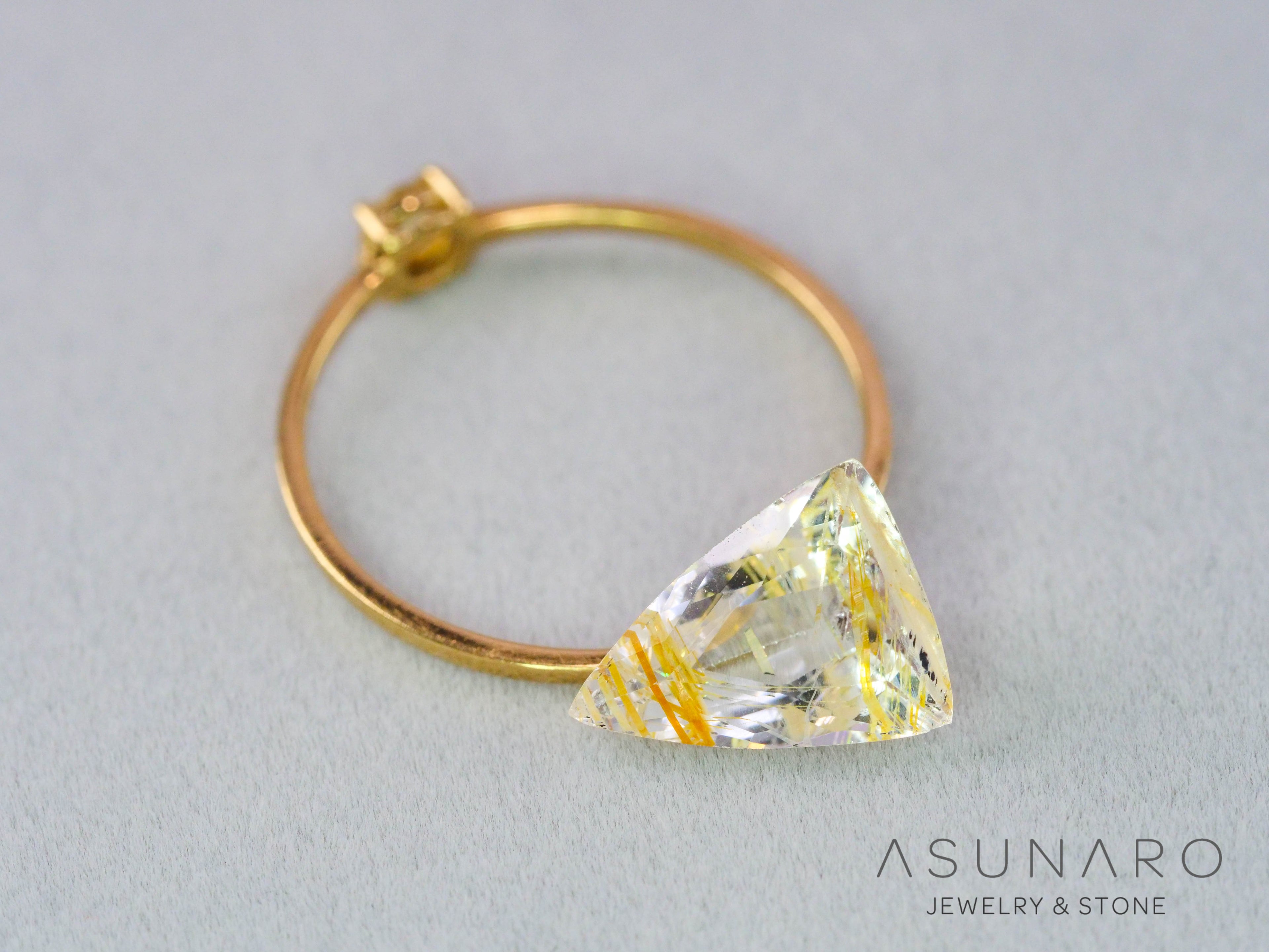 ルチルイントパーズ 　トリリアントカット　ブラジル産　2.60ct　【260407-3324】
